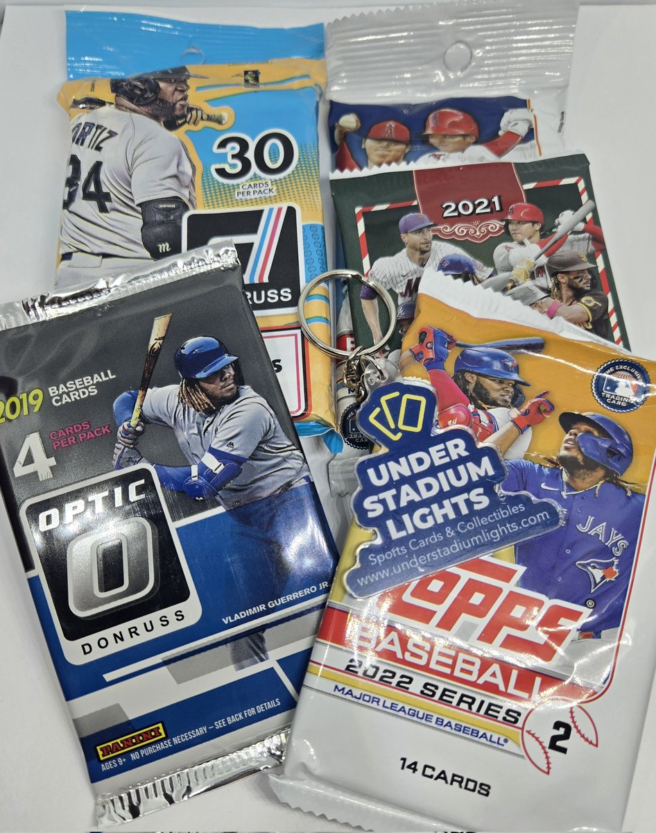 Let's keep it rolling with a #baseball card pack lot #giveaway 😎 ⚾️

To enter to win:
1️⃣ Follow <a href="/StadiumLites/">UnderStadiumLights.com</a>
2️⃣ Repost
3️⃣ Reply with your favorite MLB team

TWO winners will be drawn on 9/15. Thanks! Have a great weekend! 🙌