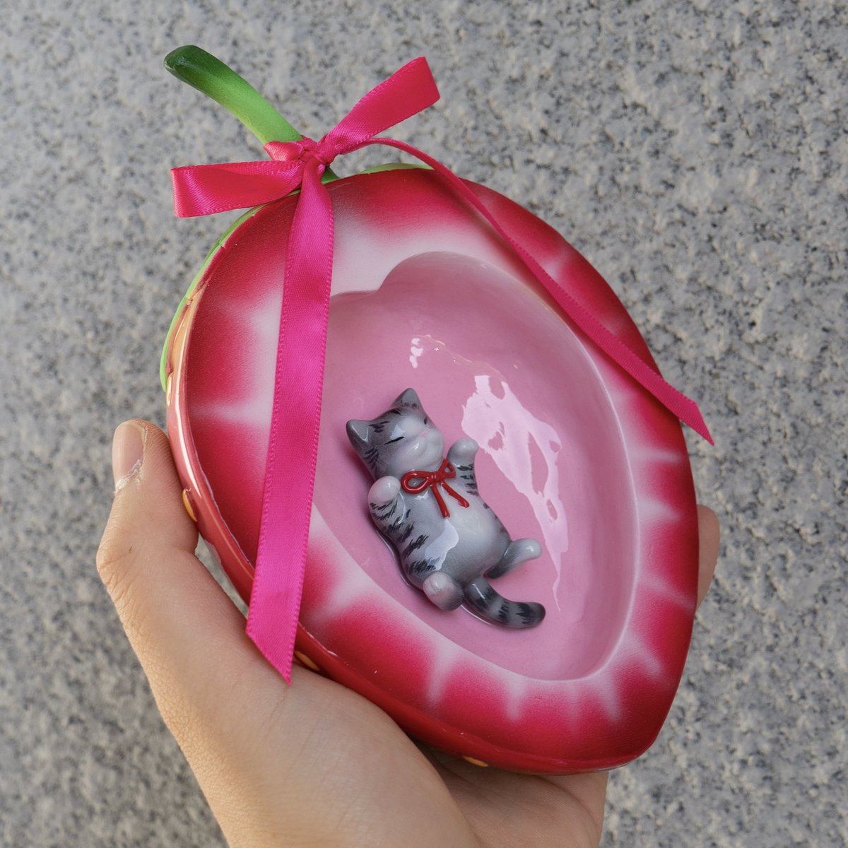 Bitchseida's tweet photo. Oh look it’s a strawberry!! 🍓🐈 (Jewelry dish I sculpted) https://t.co/q1Hhv3PQB3
