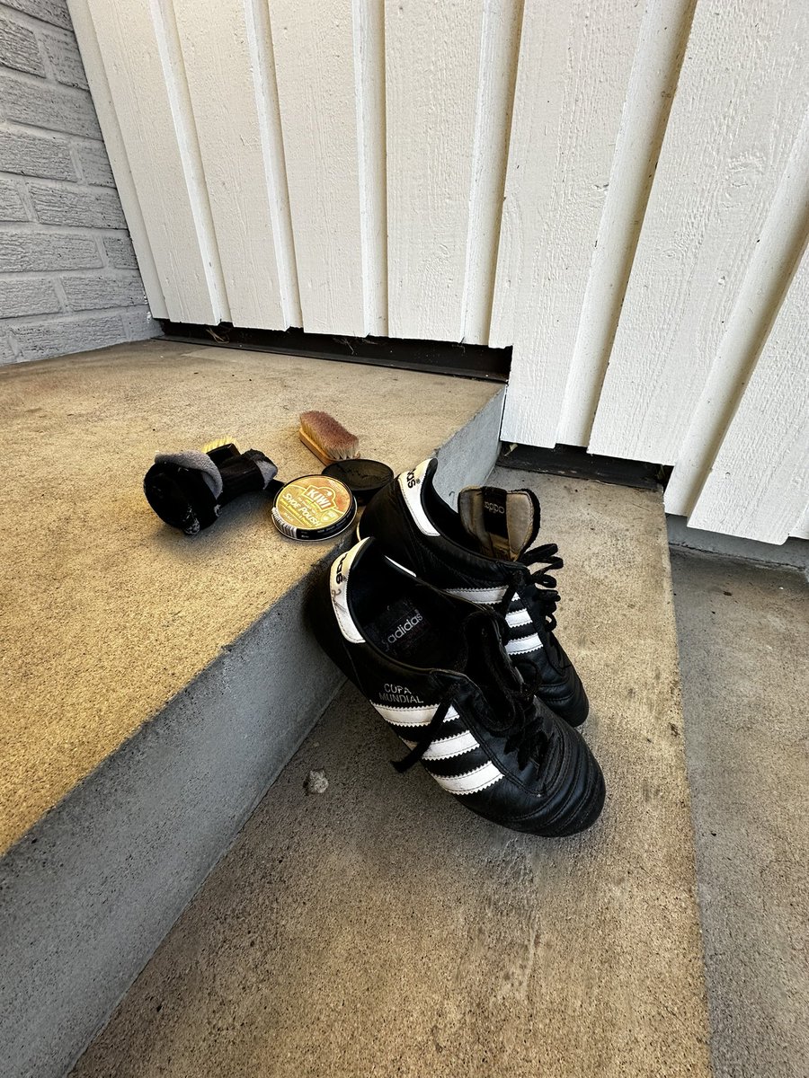 Alltid pussa sko selv- klar til kamper på Bislett i morgen! ⚽️