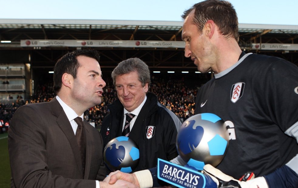 Peak #Barclaysmen right here. 

Mark Schwarzer picking up his Premier League Player of the Month award in February 2010 🏅#FFC