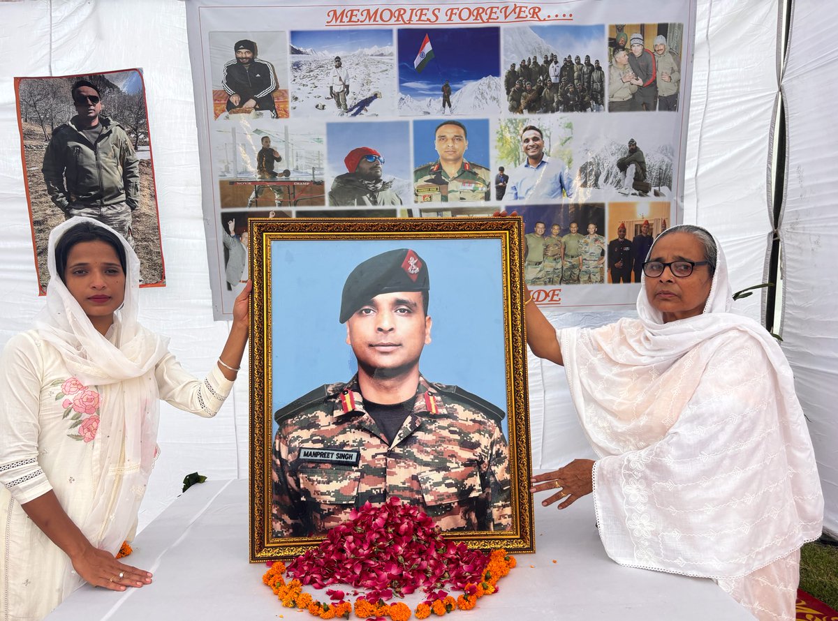 37VManhas's tweet image. Smt Manjeet Kaur (mother) and Sandeep Kaur (Sister) paying homage to

COLONEL MANPREET SINGH
Kirti Chakra Sena Medal
19 RR 12 SIKHLI #IndianArmy

on his balidan diwas today.
He was immortalized fighting terrorists in #Kashmir in 2023.

#FreedomisnotFree few pay #CostofWar.