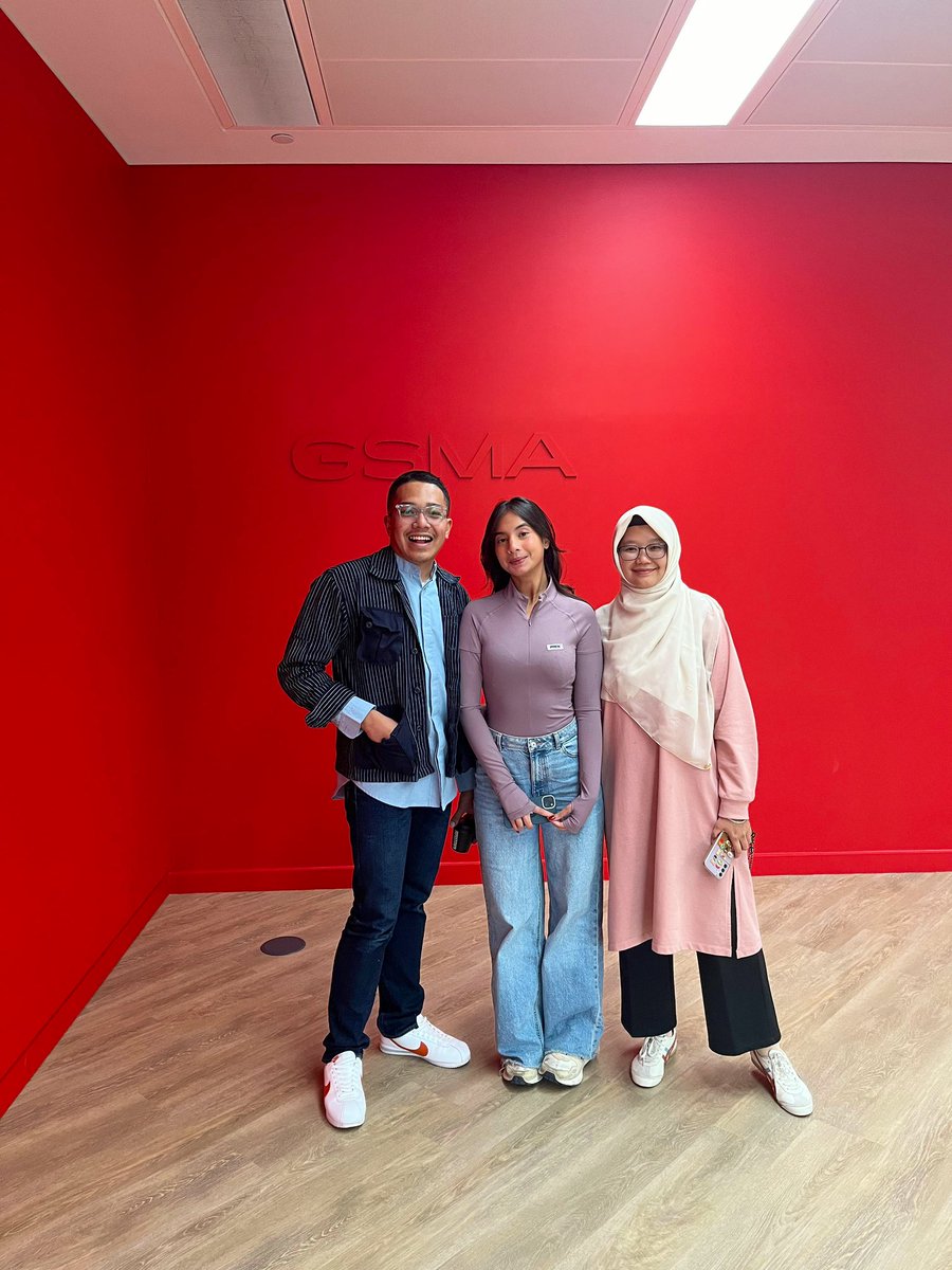 Came into the office today because I needed to be in front of a giant monitor and ended up spending my day speaking and bantering in Indonesian. It was lovely to bump into fellow Jakartans — I needed it! 😆
