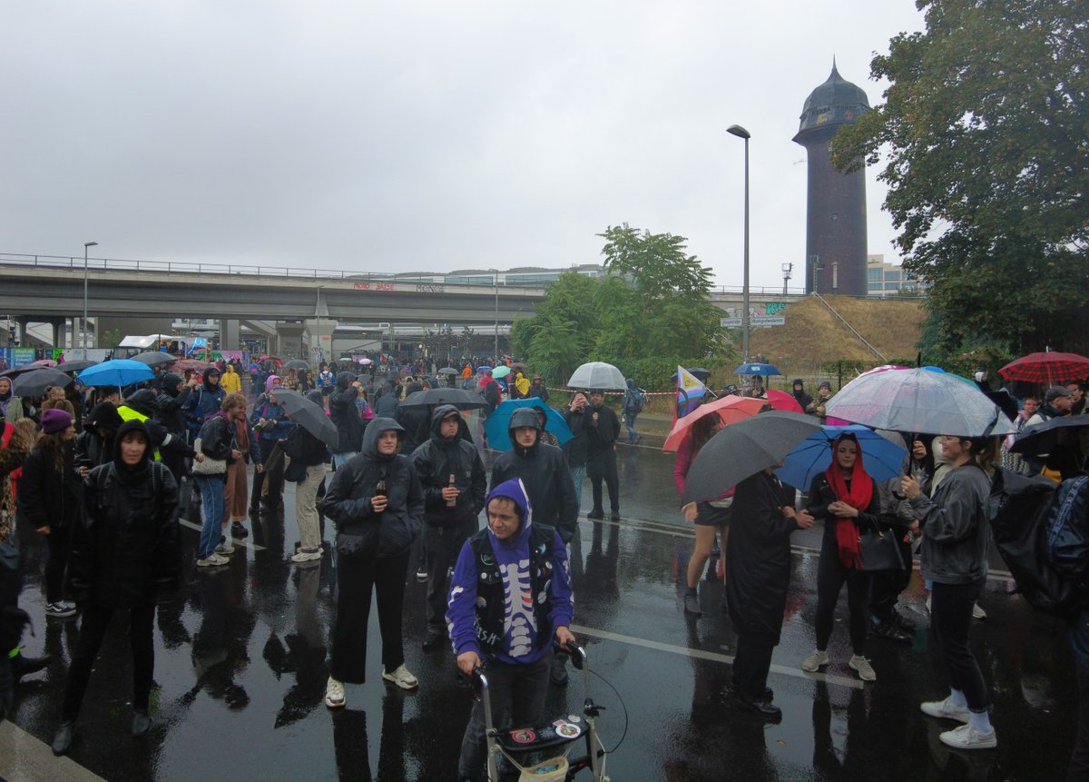 ❤️ Protestrave 🔊 A100 WEGBASSEN gegen den Ausbau der Autobahn A100!
Wir starten am Bahnhof Ostkreuz
🔗 Infos: a100stoppen.de/a100-wegbassen…
#A100wegbassen #A100stoppen