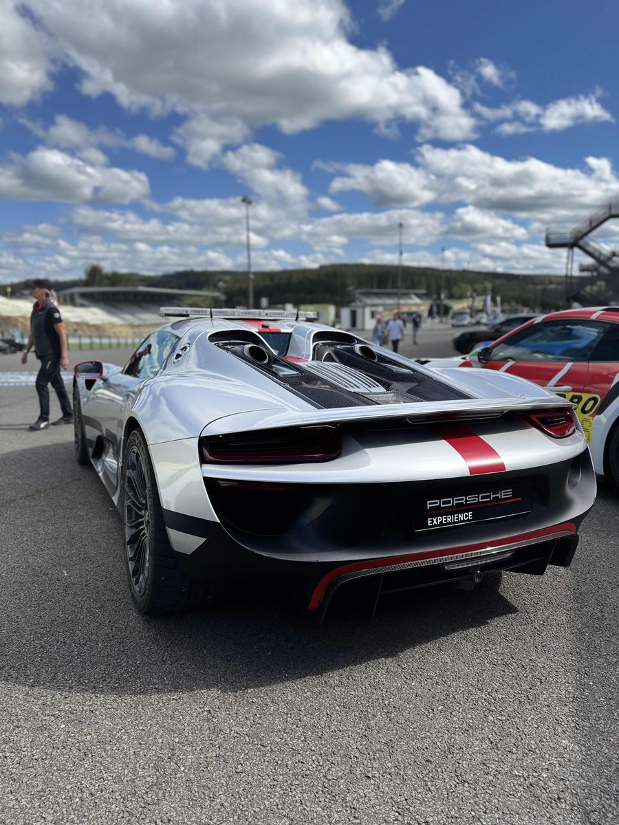 Imagine pulling up with the squad to the School of Cool! <a href="/eth_porsche/">PORSCHΞ</a> hands down is one of the greatest NFT projects in Web3. I love being in this community and having the opportunity to experience days like this. Amazing photos <a href="/OberstTux/">Tux</a> 📸 what an experience! #PioneersCircle