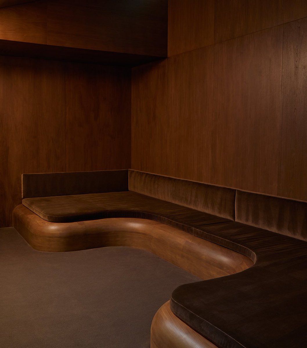 luusssso's tweet photo. In love with this moody, minimalist listening room in Los Angeles https://t.co/lz720SQckH