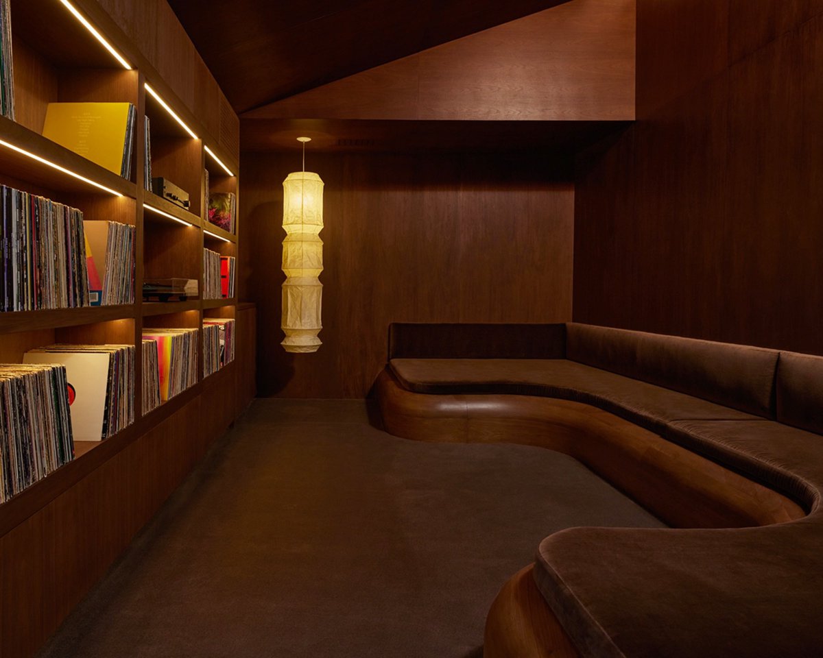 luusssso's tweet photo. In love with this moody, minimalist listening room in Los Angeles https://t.co/lz720SQckH