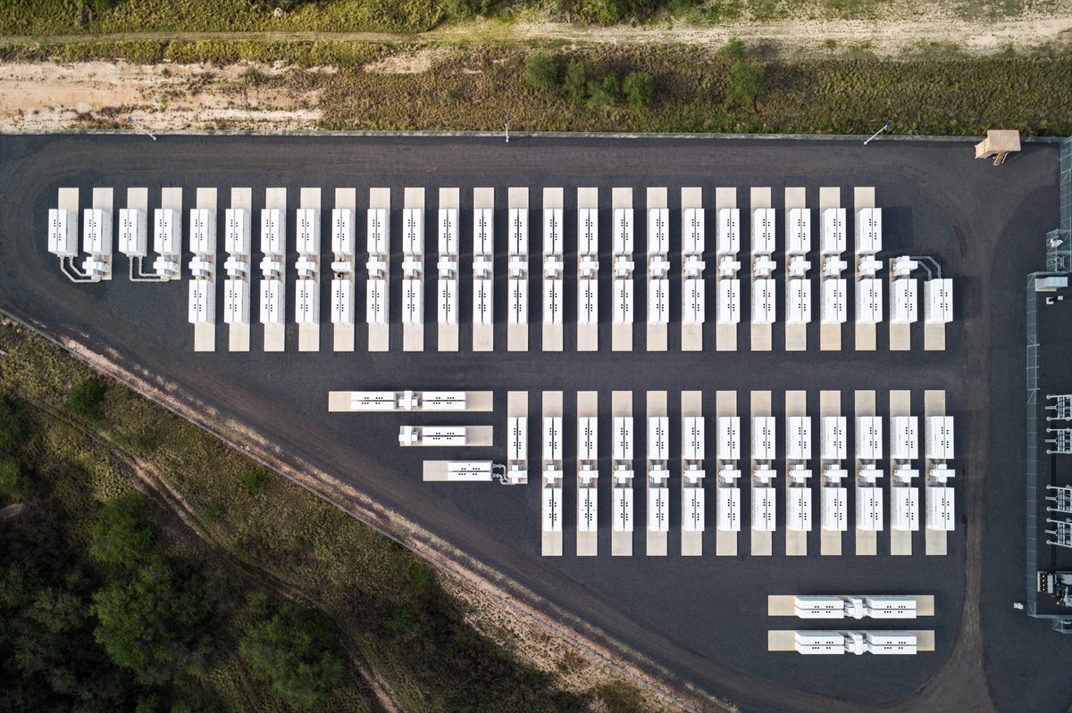 Tesla_Megapack's tweet image. On February 9, a generator in Oahu tripped causing a rapid drop in frequency. Megapacks at Plus Power’s KES facility responded within 250 milliseconds, providing 50 MW of fast power response from grid forming, frequency droop, and fast frequency response (FFR) controls, stopping…