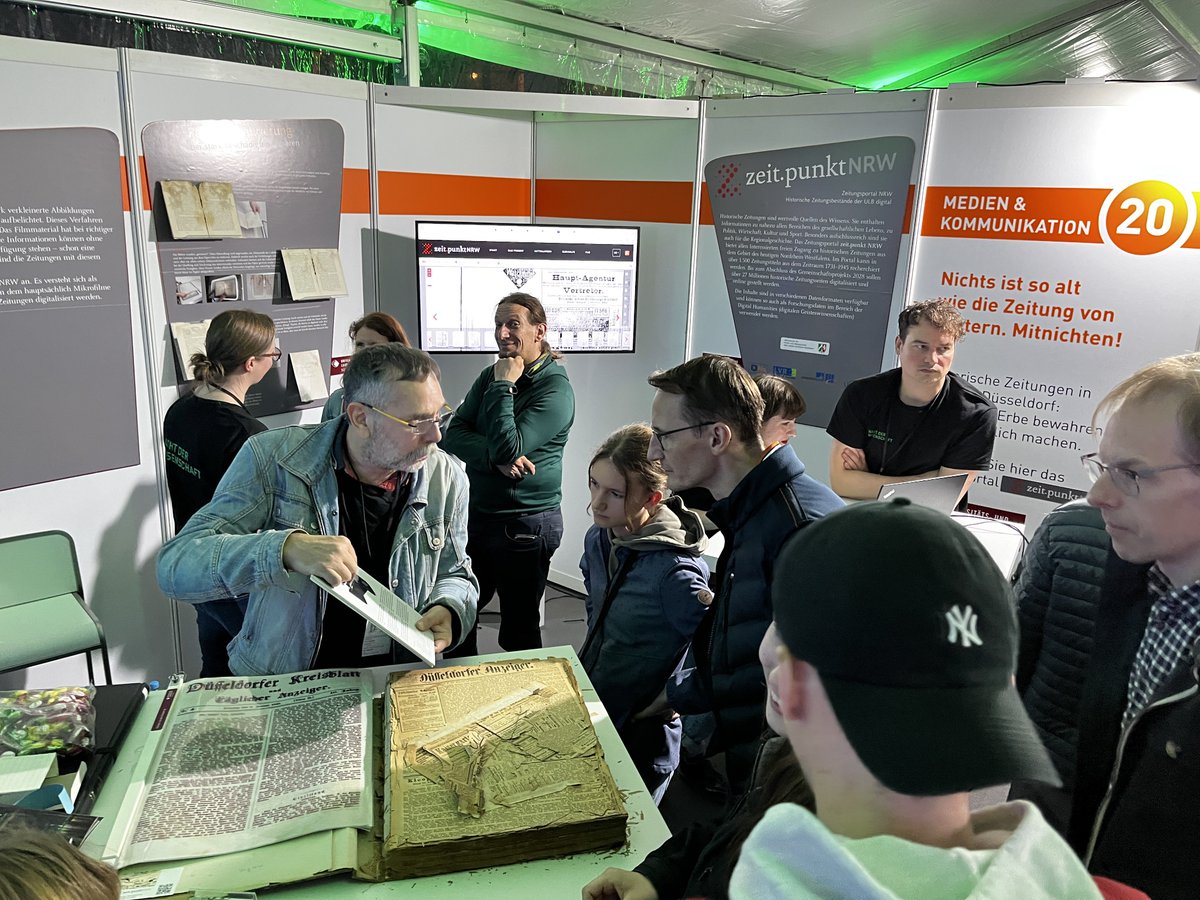 Oh, what a night ✨! #Düsseldorf celebrated the Night of Science &amp; thousands of people came to see what scholars at <a href="/HHU_de/">Heinrich-Heine-Universität Düsseldorf</a>, @hsduesseldorf, <a href="/fz_juelich/">Forschungszentrum Jülich | @fzj@social.fz-juelich</a> etc. do. Heartening to see people so interested in research. Great job by the teams &amp; the organisers! 👏🏻👏🏻👏🏻 #hhulove