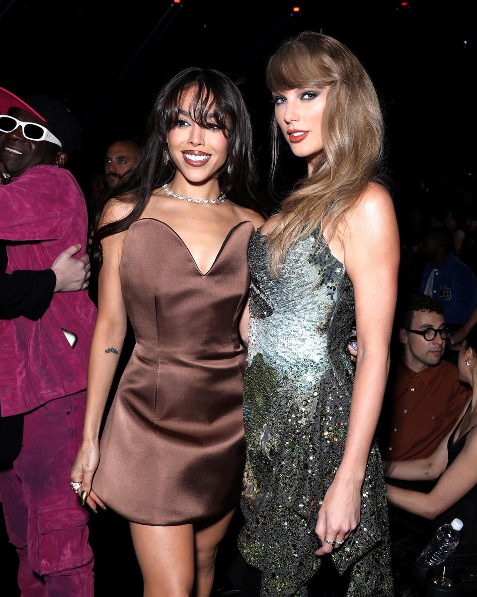 GlamourMex's tweet image. #Danna, la más icónica y ¡reina absoluta en los #VMAs!, no dejó de darnos contenido y seguimos sin superarlo: glamourmexico.visitlink.me/S7kLKc 🤎