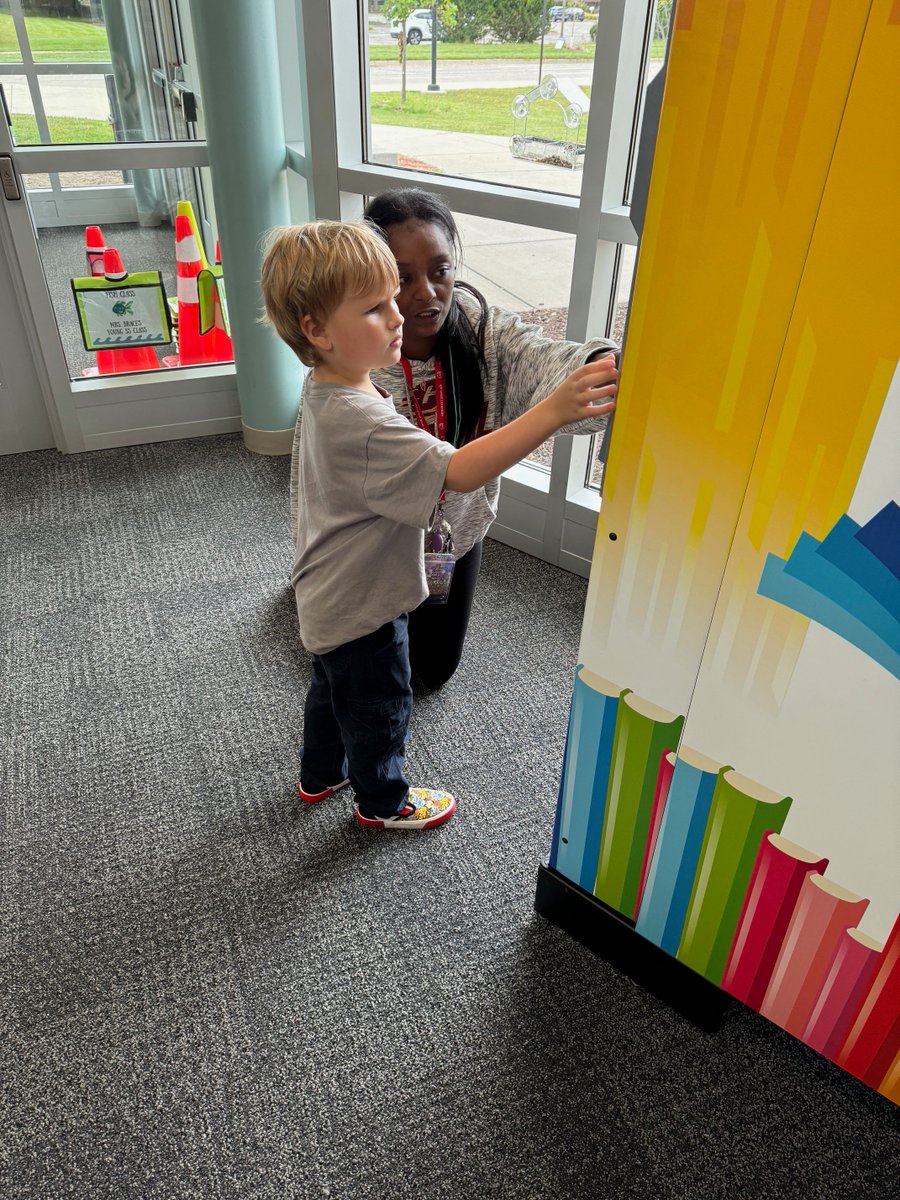 eastlansingps's tweet photo. Our third book vending machine unveiling of the week took place at Red Cedar Elementary! Our goal is to have book vending machines at all six elementaries! 📖🍎 https://t.co/yJY2Xl6UIG