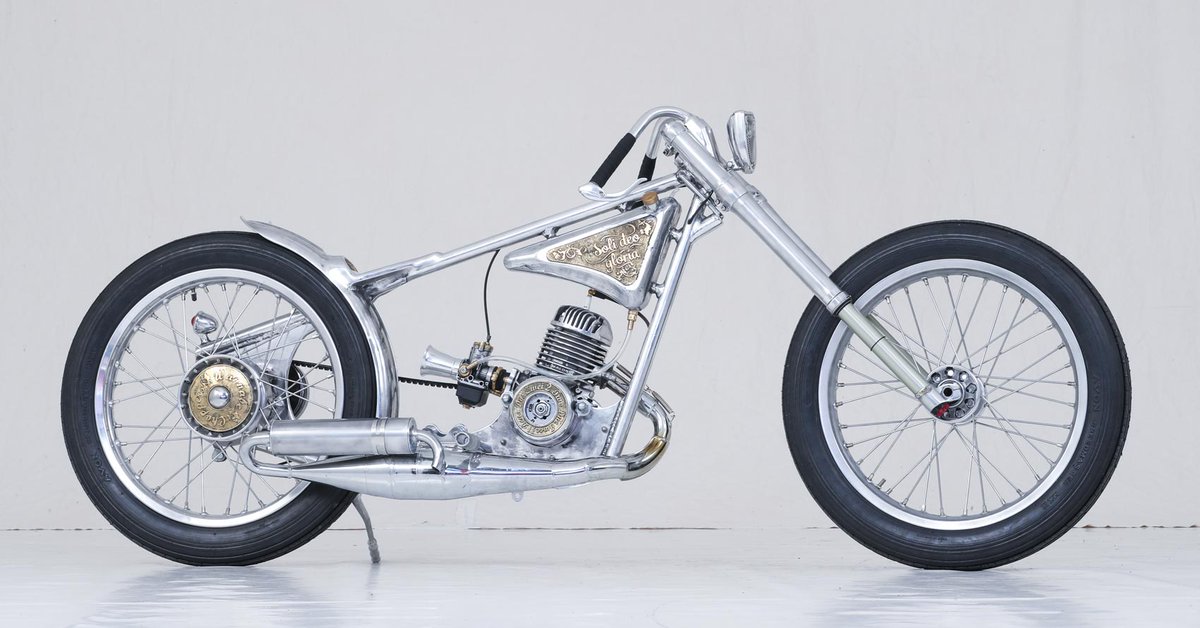 Zwei: A 53-kilogram two-stroke land speed racer by Wannabe-Choppers: Enrico ‘Ricky’ de Haas founded Wannabe-Choppers at just 15, brimming with imagination and unaffected by the conventions that often accompany adulthood. 20 years… bikeexif.com/two-stroke-lan… qr.net/5zyj