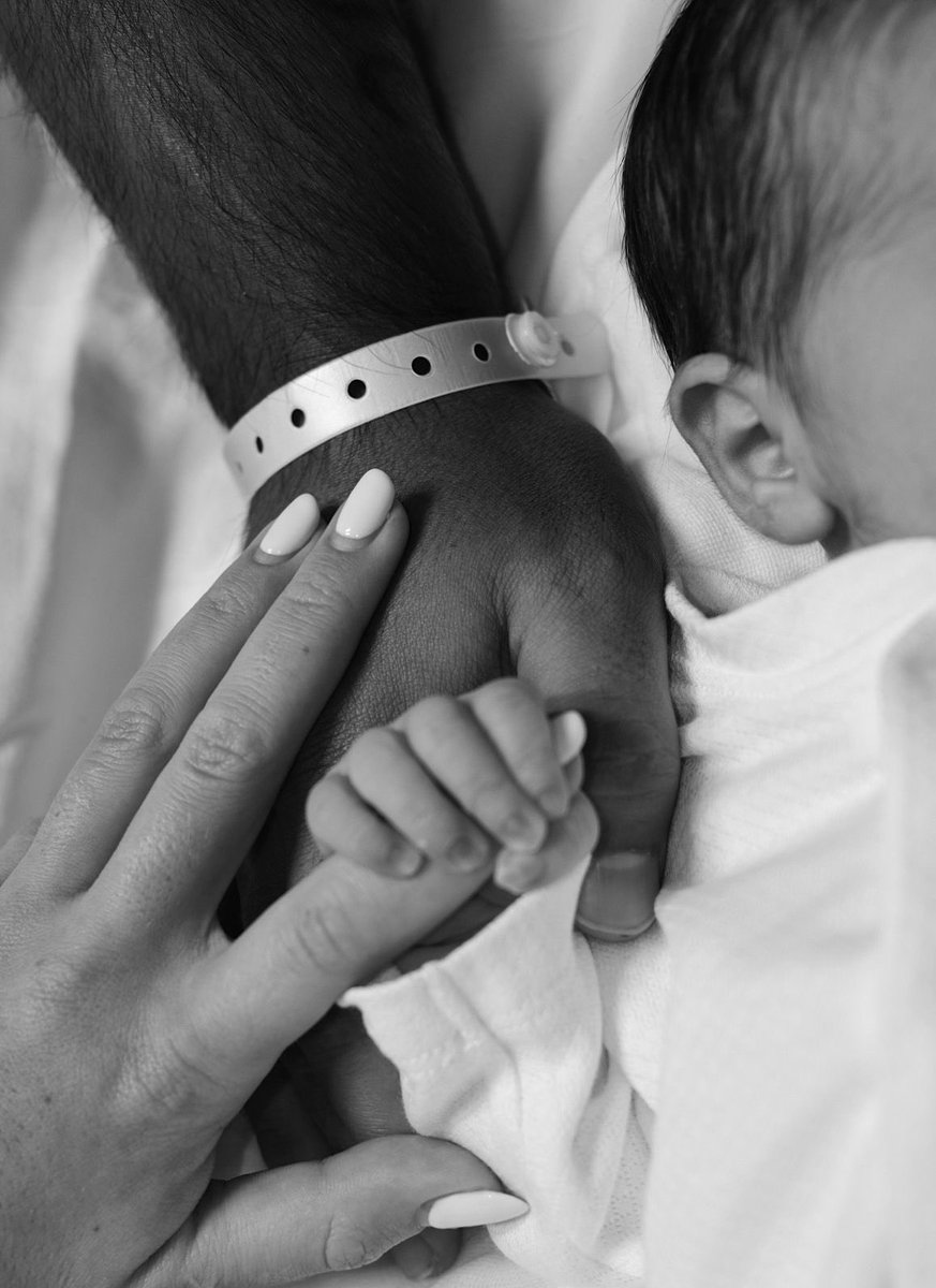 DiarioOle's tweet photo. 👶 NACIÓ LA HIJA DEL KUN AGÜERO 

El ex delantero del City compartió en redes una tierna foto con la mano de su pareja y de Olivia, su segunda hija

😍 ¡Felicidades, Kun!