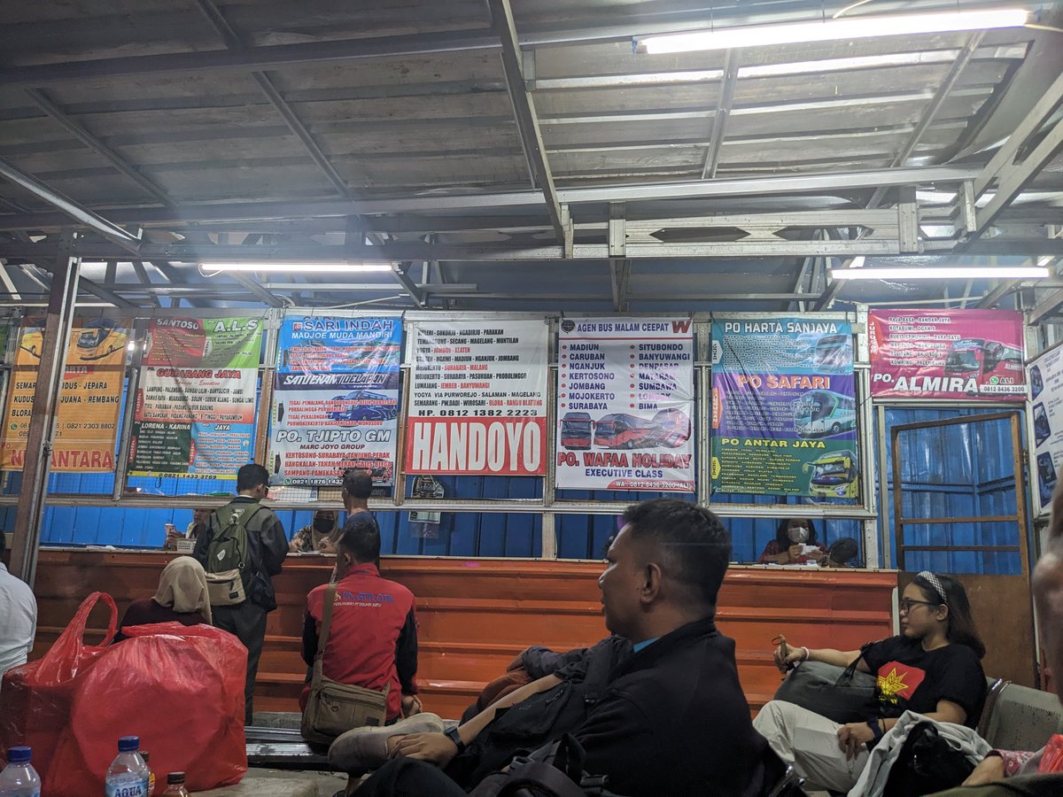 ibenkoq's tweet photo. @dishubjakarta  menstinya punya peran lebih di tempat semacam ini, jadi ga ada agen yang jual tiket bus "tanpa nama BUS"nya ... dengan kata lain hanya agen resmi yang ada di tempat begini, bukan calo (preman) yang maen gencet harga seenaknya. https://t.co/kyJZmeBUfN