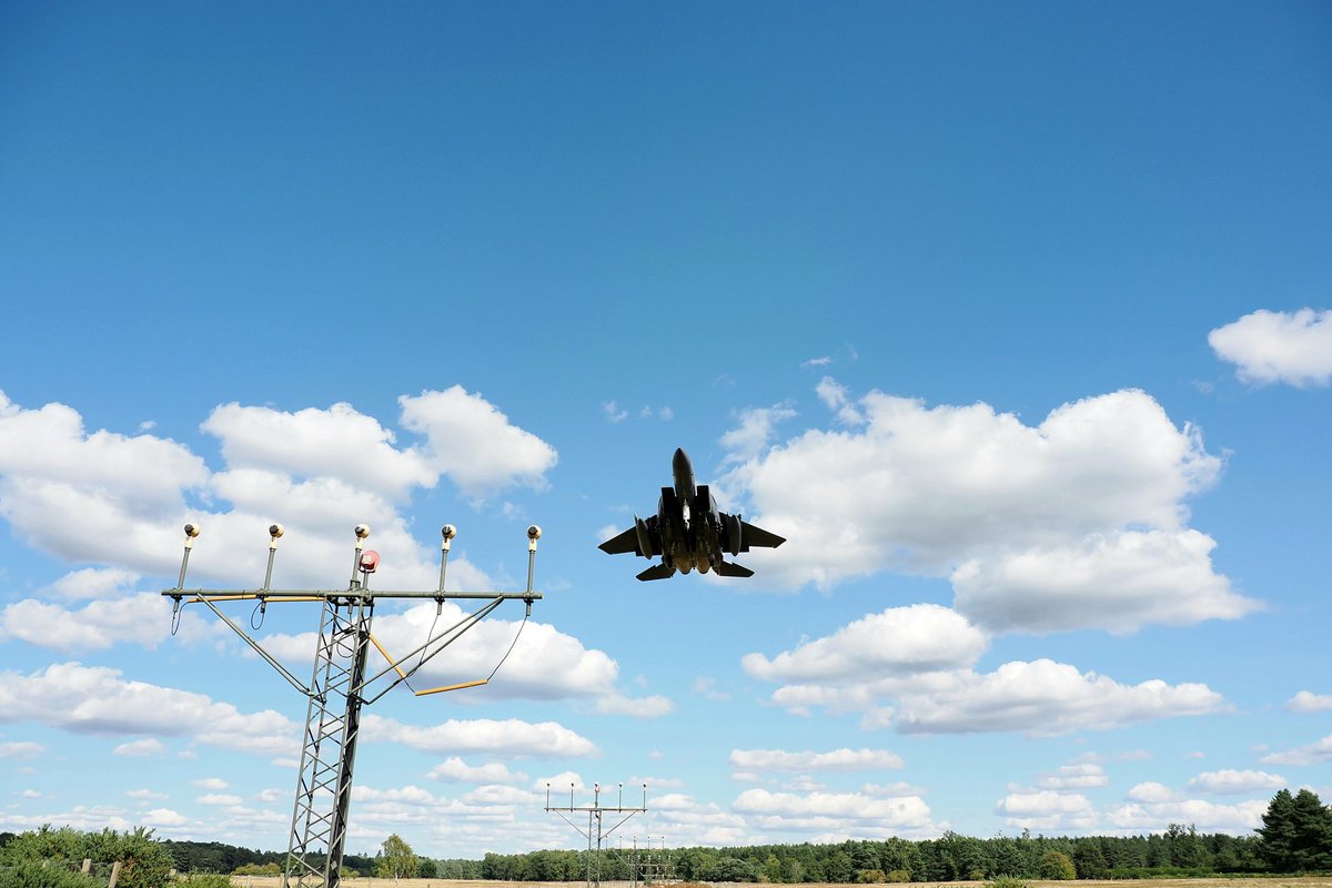 Paul1Mayhew's tweet image. Four more from a great day at Lakenheath today, #F18Hornet #F15StrikeEagle #F35Lightning