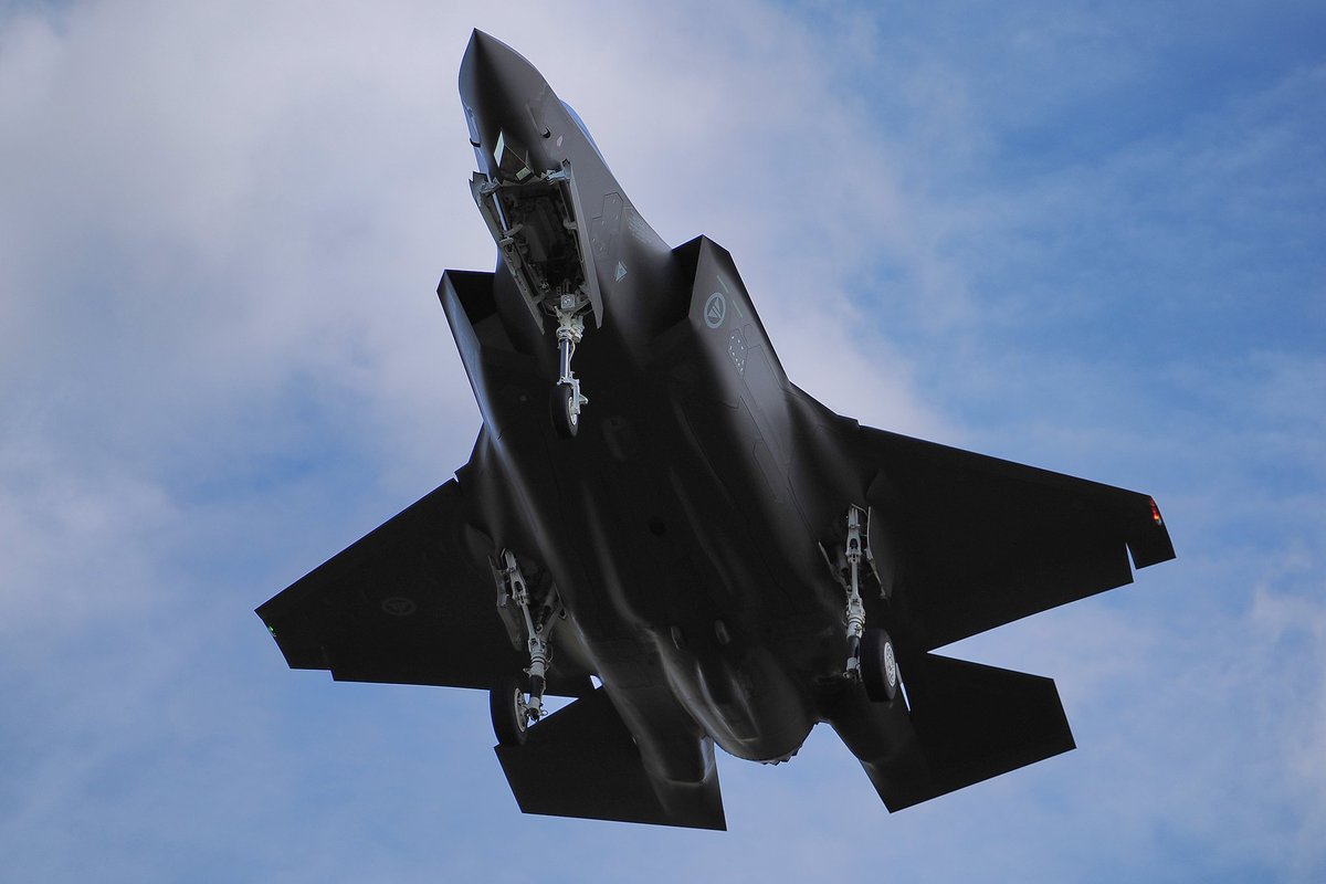 Paul1Mayhew's tweet image. Four more from a great day at Lakenheath today, #F18Hornet #F15StrikeEagle #F35Lightning