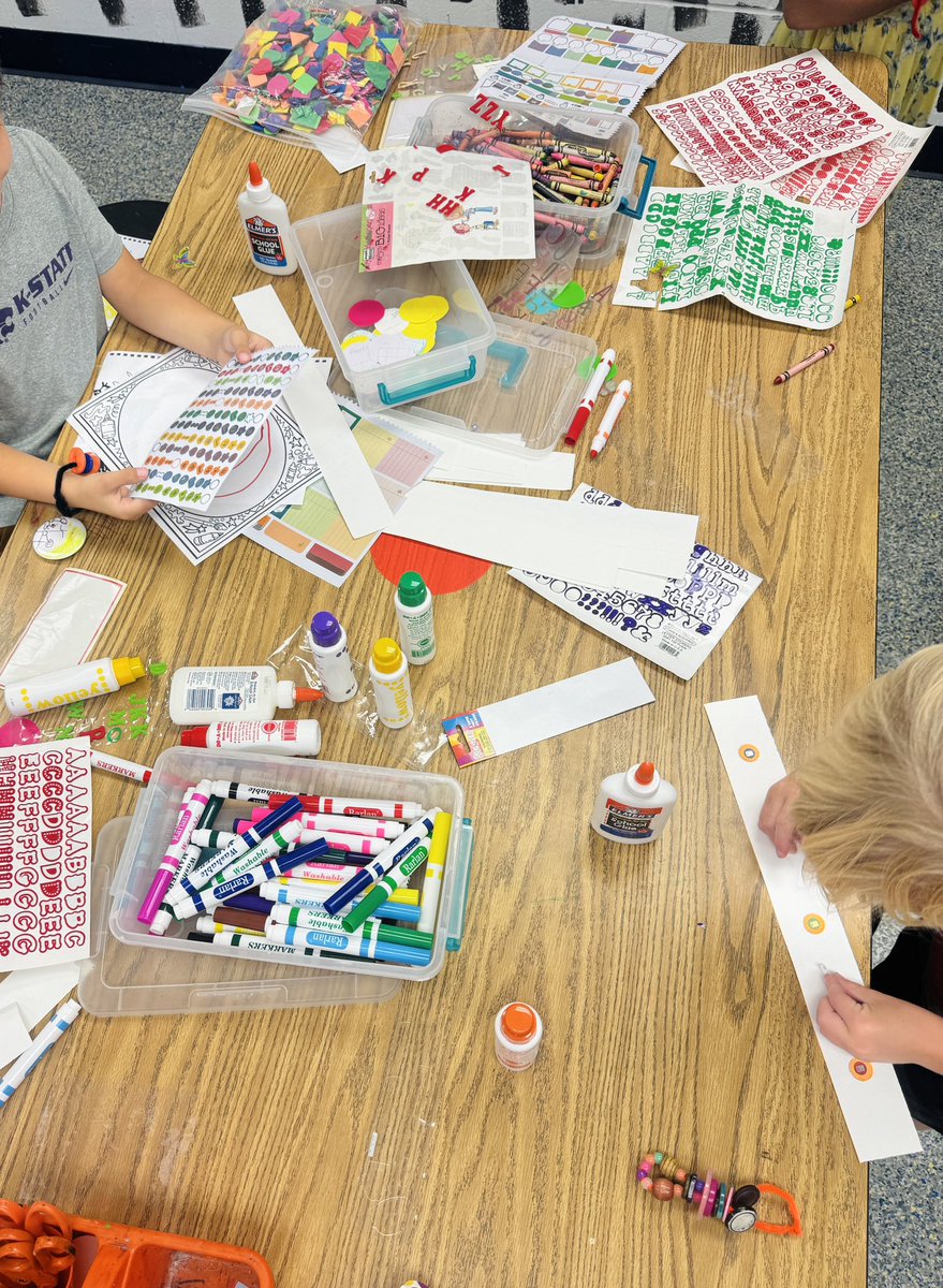 Fun Friday part 2! @ACEOttersRock Making friendship bracelets, crowns and BUTTONS!