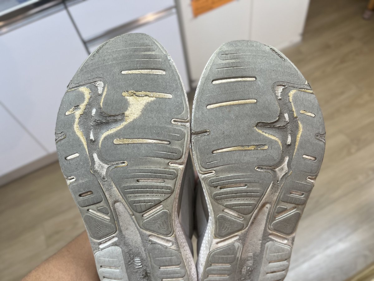 hoikushi_runner's tweet image. 去年の年末（有馬記念当たったお金）に買ったBrooksのghost maxさん。
完全普段履きにしか使ってなかったのに、なかなかダメージが…😢
使い込みすぎてる分、次のghost max2も欲しいのさ🥺

普段履きはghostシリーズしか勝たんと思ってる。
#brooks #ghost #ghostmax