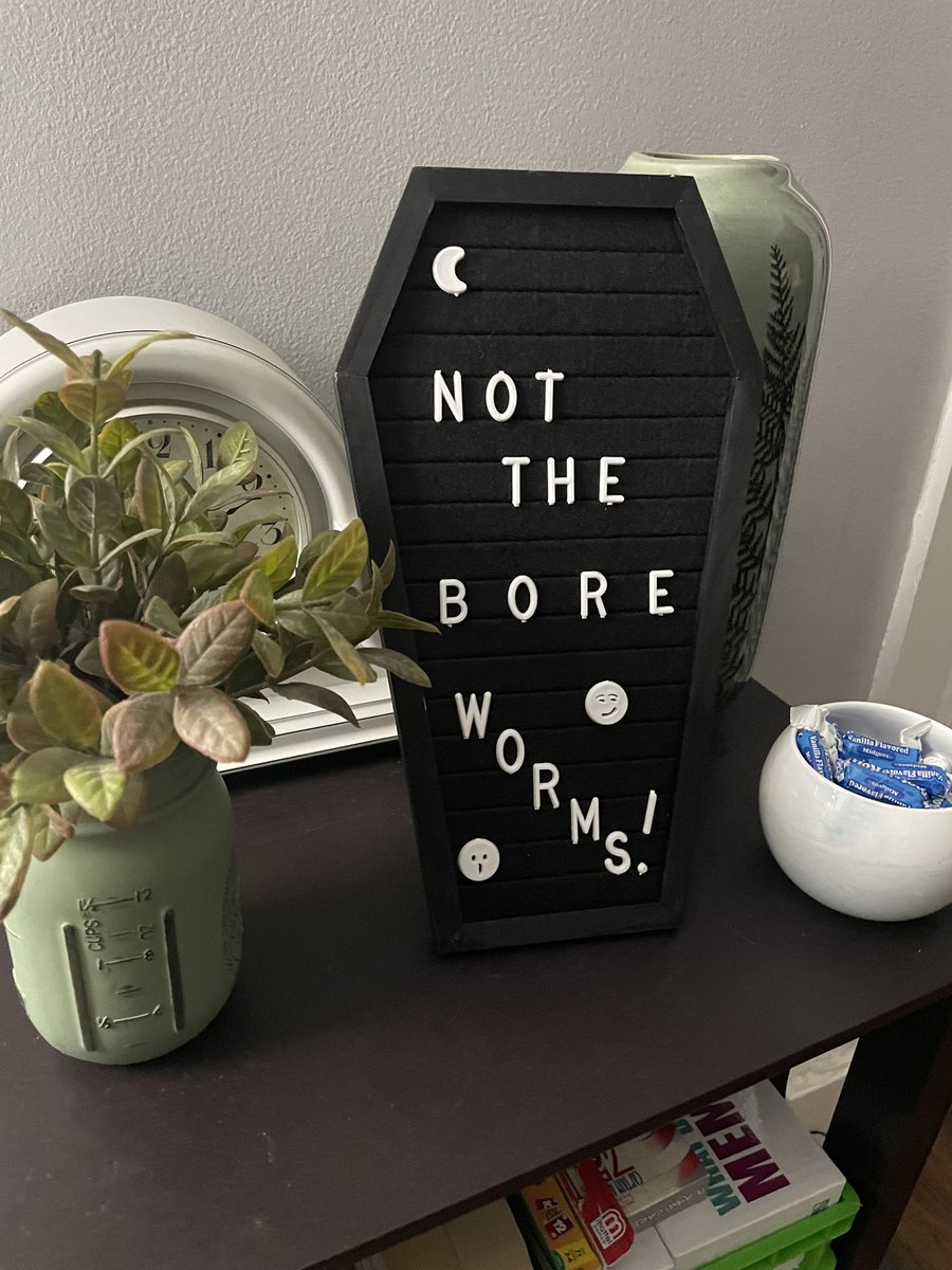 predictablefish's tweet photo. set up my first fall decoration! πππ
#boreworms #spookyszn #iykyk https://t.co/dyuQC626bz