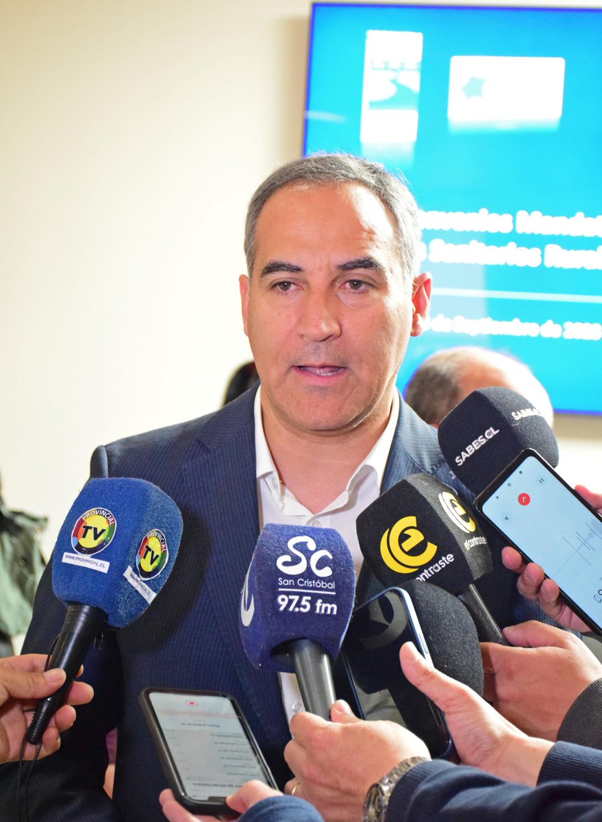 essbio's tweet photo. Hoy junto al @gorebiobio dimos el vamos a la materialización de proyectos que aportarán a que más de 2.300 de familias de sectores rurales y también urbanos tengan acceso a agua potable y saneamiento. 

En esta primera etapa se concretarán proyectos en Laja, Cabrero, Quilleco, Santa Bárbara, Los Ángeles y Mulchén. 

Nuestro gerente general, Cristian Vergara, expresó que “esta iniciativa está en línea con nuestro objetivo de aportar Valor Ciudadano, uno de los pilares de nuestra estrategia que busca contribuir al desarrollo de las regiones, no solo en las zonas urbanas que atendemos, sino también en el ámbito rural; y promover el acceso universal al agua como parte de nuestro propósito de entregar agua para la vida y el cuidado del entorno”.

El gobernador regional de Biobío, Rodrigo Díaz, destacó que “la única posibilidad de resolver problemas difíciles es la cooperación. Es lo que se necesita hacer para llevar aguas a las zonas rurales que están sufriendo las consecuencias del cambio climático. La colaboración con Essbio nos abre un paradigma nuevo para resolver más rápido lo más importante: que las personas puedan tener acceso al agua potable”.