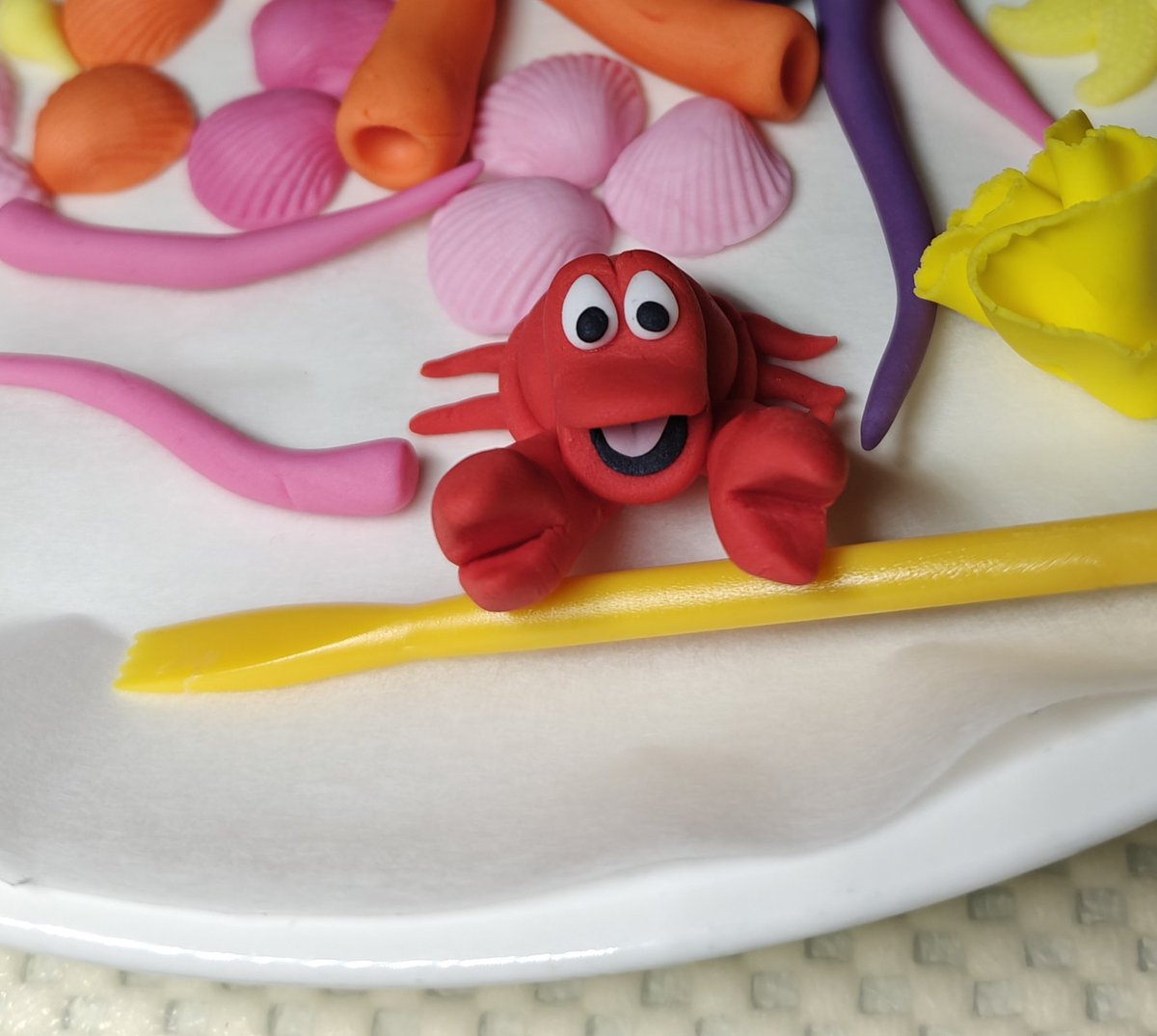 diemetdiemening's tweet image. Af en toe een klein dingetje doen en dan wordt het vanzelf een bord vol. #fondant #taart #DeKleineZeemeermin