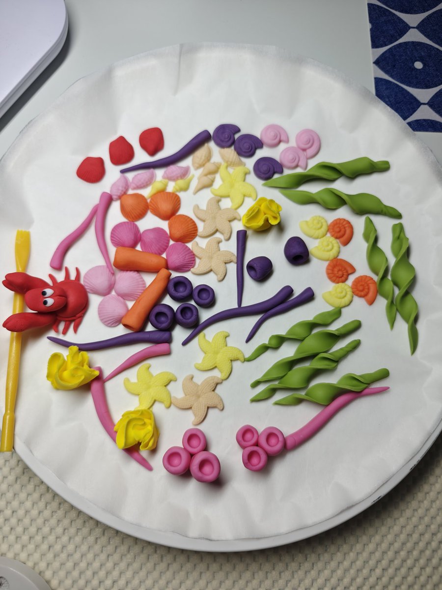 diemetdiemening's tweet image. Af en toe een klein dingetje doen en dan wordt het vanzelf een bord vol. #fondant #taart #DeKleineZeemeermin