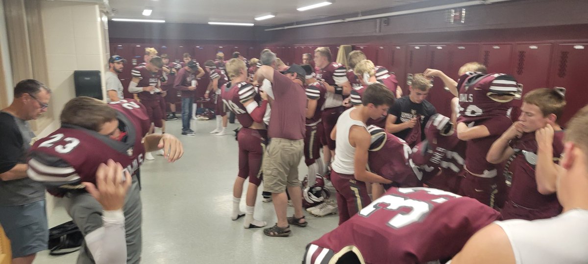 MinnesotaMillea's tweet image. Dad&apos;s Night tradition in Hancock: Fathers help their sons put on their shoulder pads and jerseys.