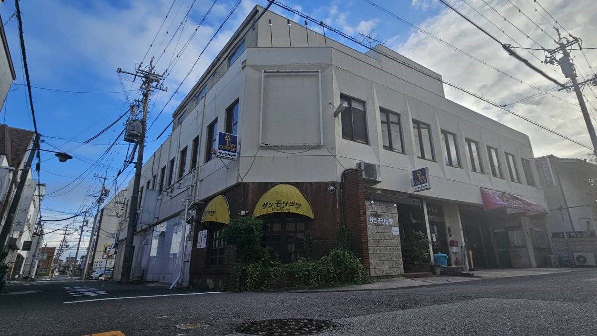 z_kannon's tweet photo. 来週から津東宝劇場(曙座)が解体されるそうです。津東宝劇場は1898年に津観音の境内で開館した曙座であり、その後、第一劇場、津東宝劇場となりましました。併設された喫茶店サンモリッツやゴジラ、ドラえもんなど地域の皆様も沢山の記憶があると思います。
#ドラえもん　#ゴジラ　#津市　#映画館 https://t.co/BNe8jpfyCZ