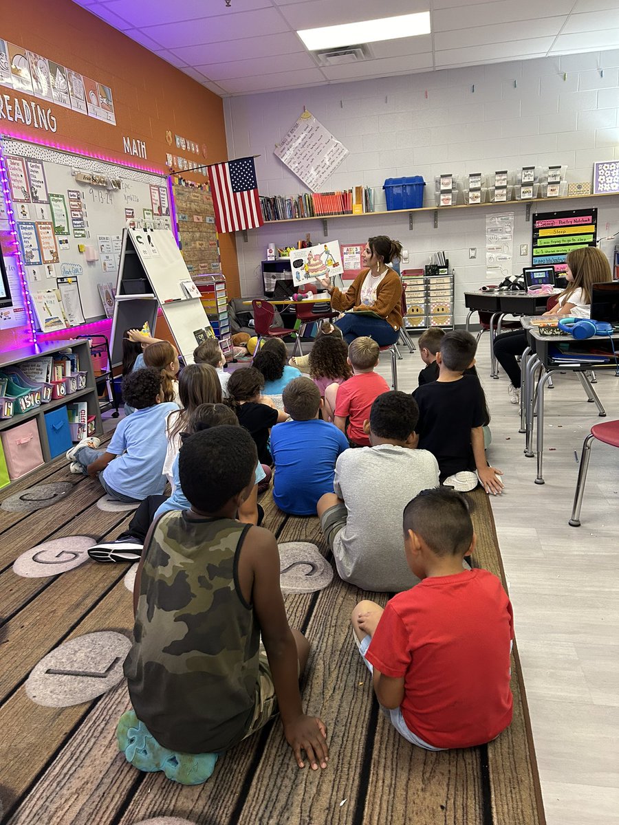 Reading in schools day 📚🦦💛Thank you to all our Guest readers that came to our classroom! Also a special shoutout to our related arts teachers for putting together an awesome masked reader event for our whole school!