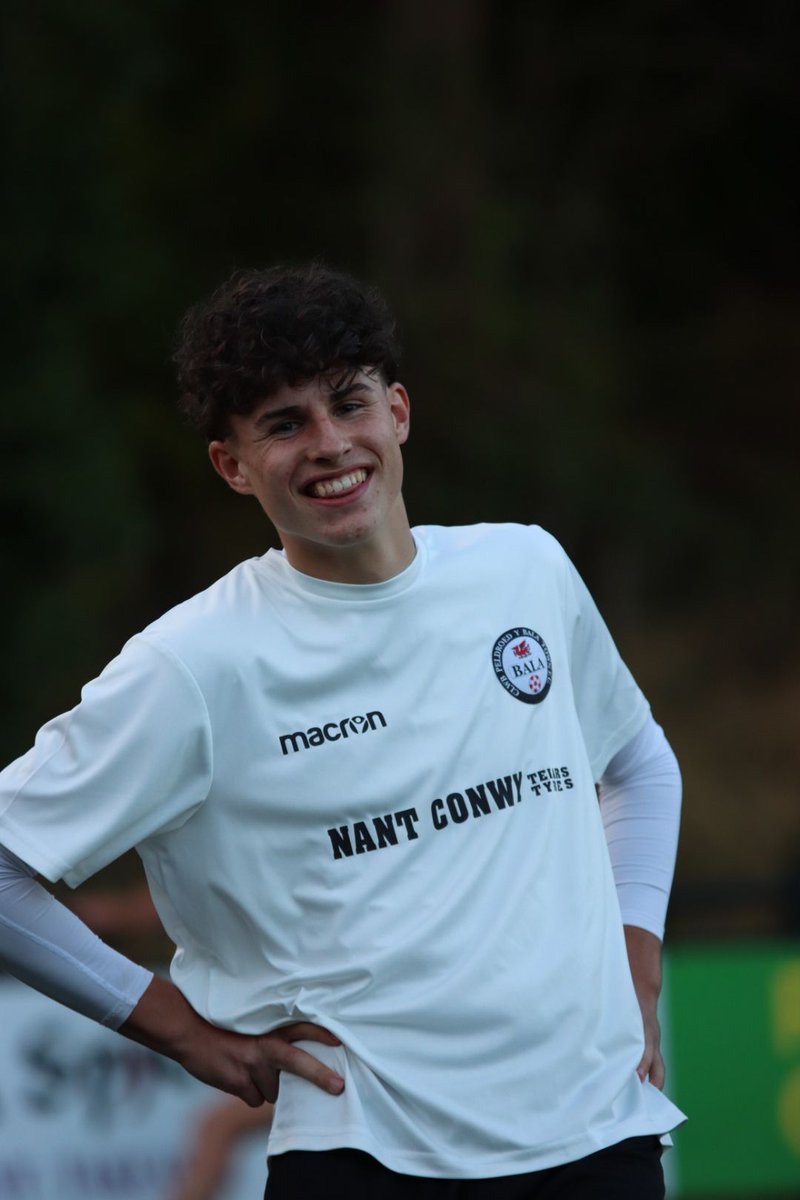 BalaTownFC's tweet photo. All smiles for the warm up 😆

#Lakesiders https://t.co/xcZyUtyTD8