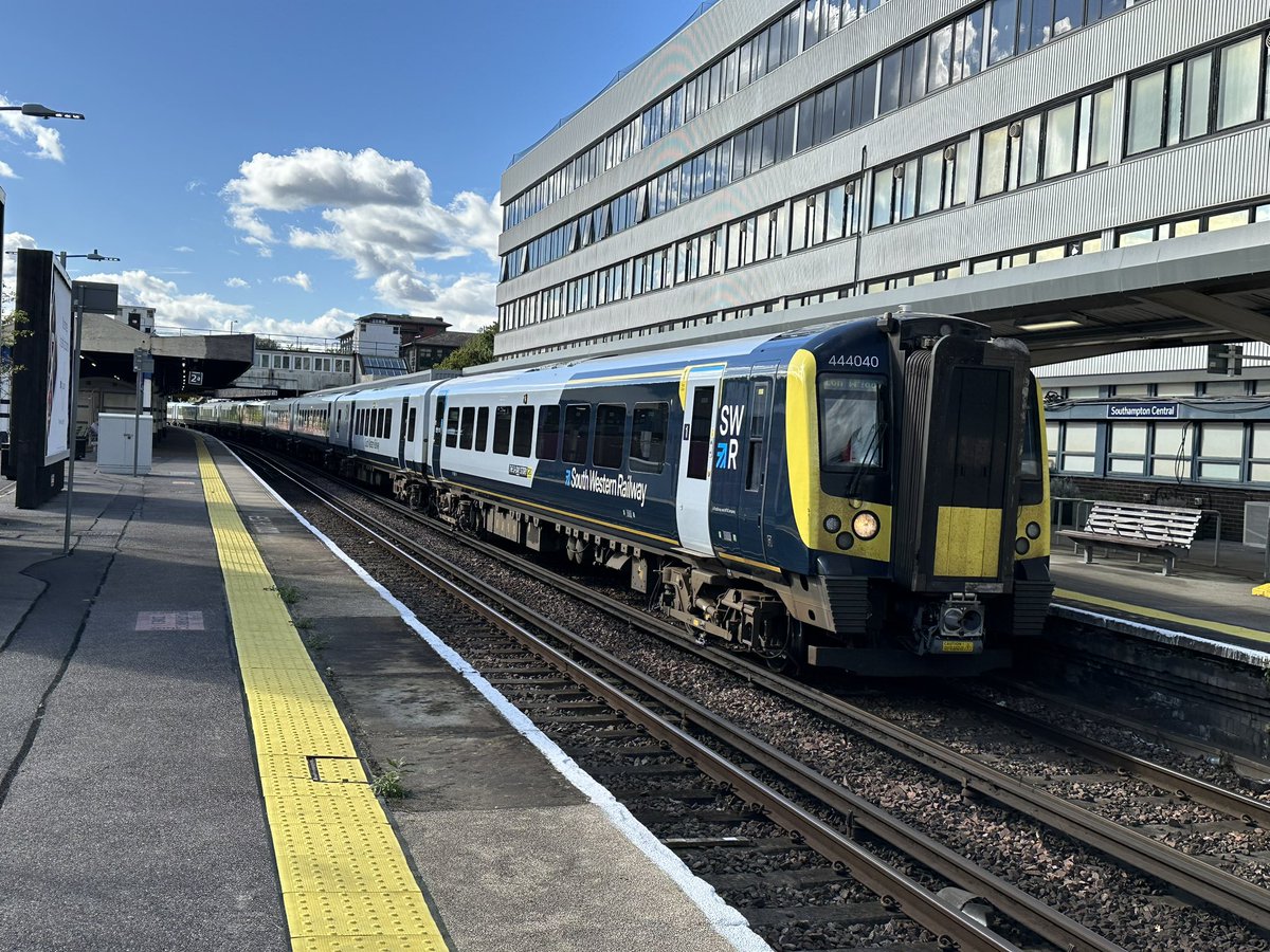 JoeSRailTrainP1's tweet image. SWR 444040 D-Day Train working with 444017 2W64 14:58 Poole &amp;amp; 1W64 14:20 Weymouth - London Waterloo. At Southampton Central yesterday.