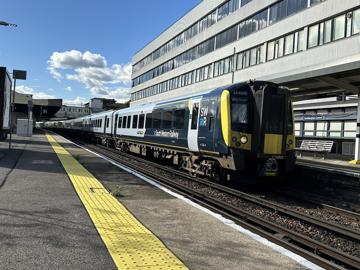 JoeSRailTrainP1's tweet image. SWR 444040 D-Day Train working with 444017 2W64 14:58 Poole &amp;amp; 1W64 14:20 Weymouth - London Waterloo. At Southampton Central yesterday.