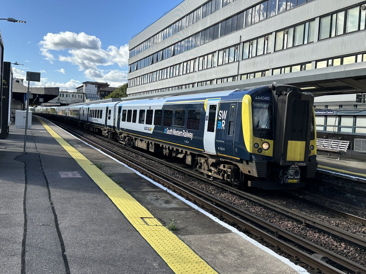 JoeSRailTrainP1's tweet image. SWR 444040 D-Day Train working with 444017 2W64 14:58 Poole &amp;amp; 1W64 14:20 Weymouth - London Waterloo. At Southampton Central yesterday.