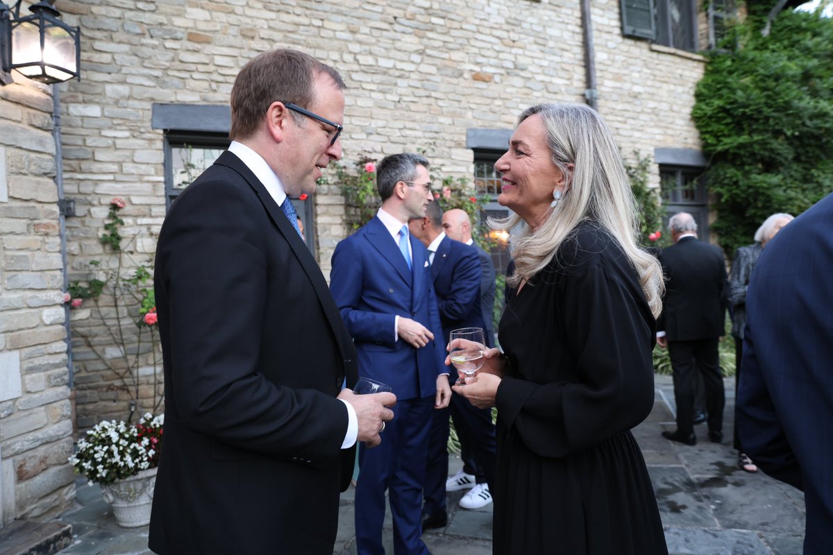 ItalyinUS's tweet photo. ABC's @jonkarl is the winner of the 2024 Urbino Award. "Karl is the perfect embodiment of the noblest journalism – which is exactly what the Urbino Award is about – and an inspiration for new generations of journalists," said Ambassador @MAZappia https://t.co/vxDBtZzMtp