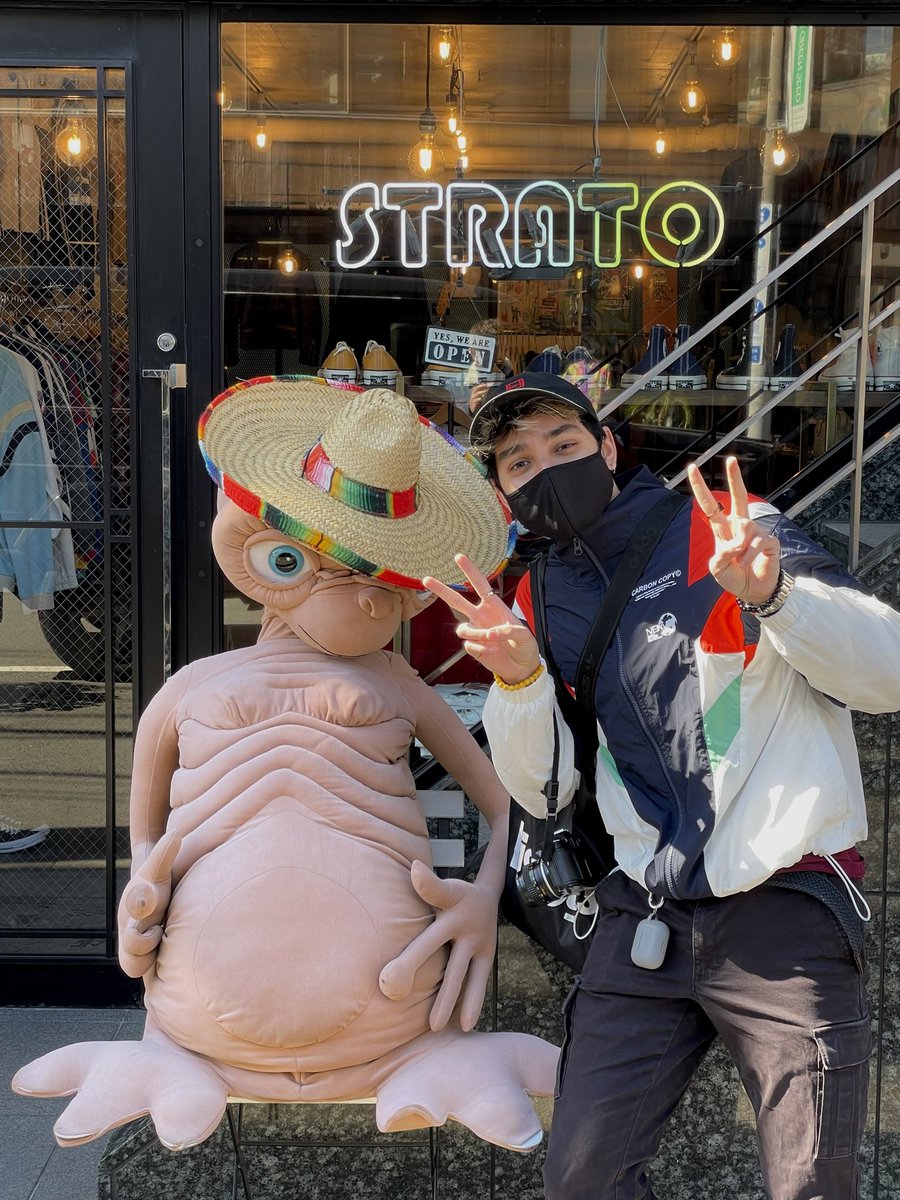 LargePopcornPod's tweet image. Thinking about the time I met Mexican ET in Japan