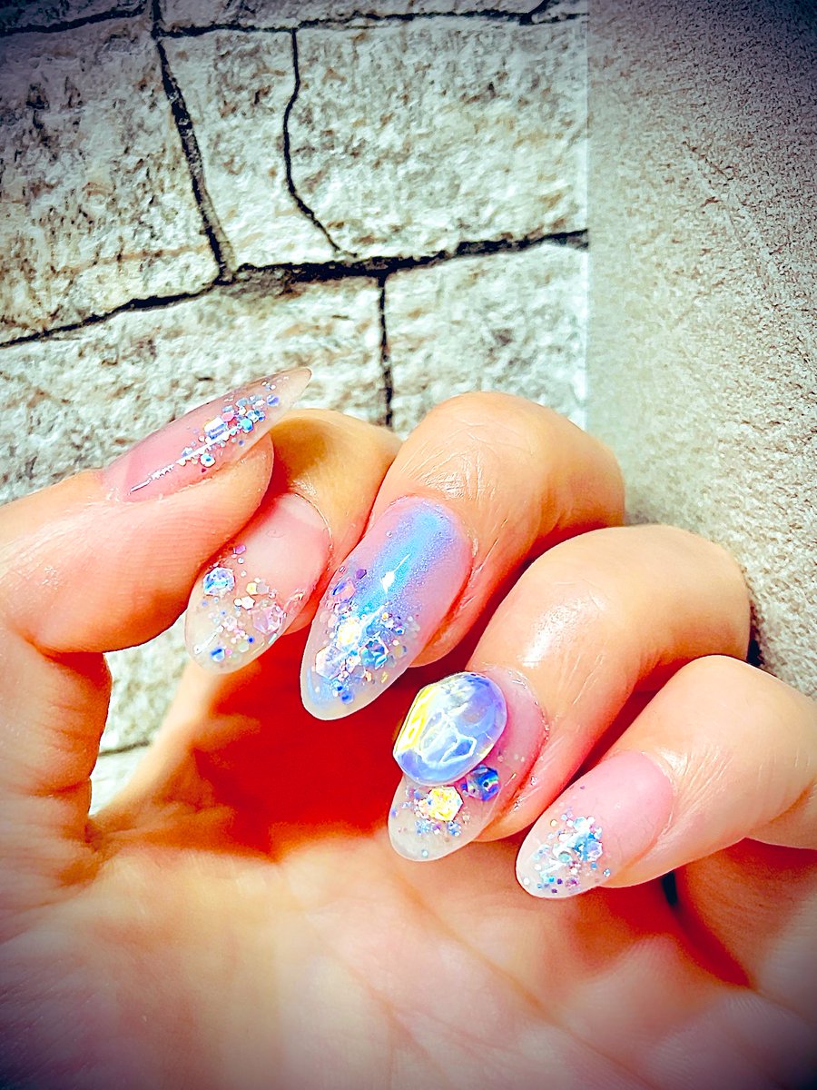 yy_0209's tweet photo. 久々ネイルしたよ。
ネイルとかデザインを
仕事にしたいな！

ネイリストさん
アドバイス下さい！笑

ちなみに氷イメージ🧊です。 https://t.co/CfOJn308J9