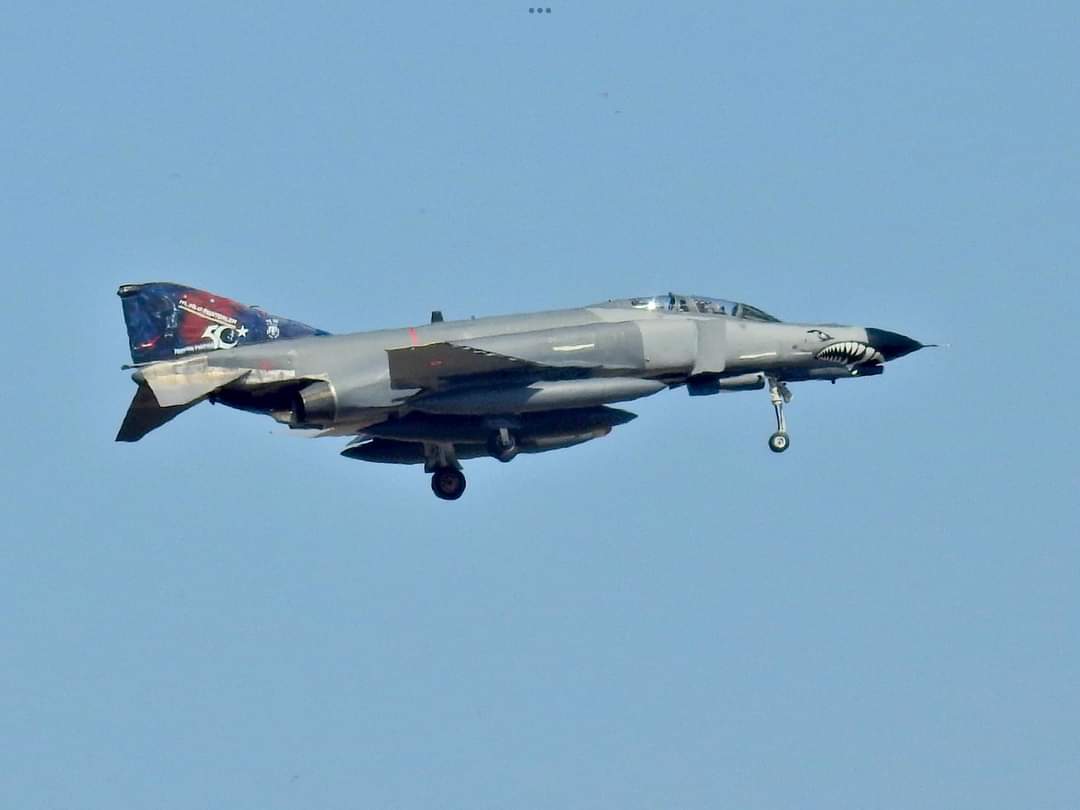 phoenix9355's tweet photo. F-4E uçagımızın yeni 50.yıl özel kuyruk boyaması 🇹🇷

📷= Turgut Takpak https://t.co/R3YaWzn9z2