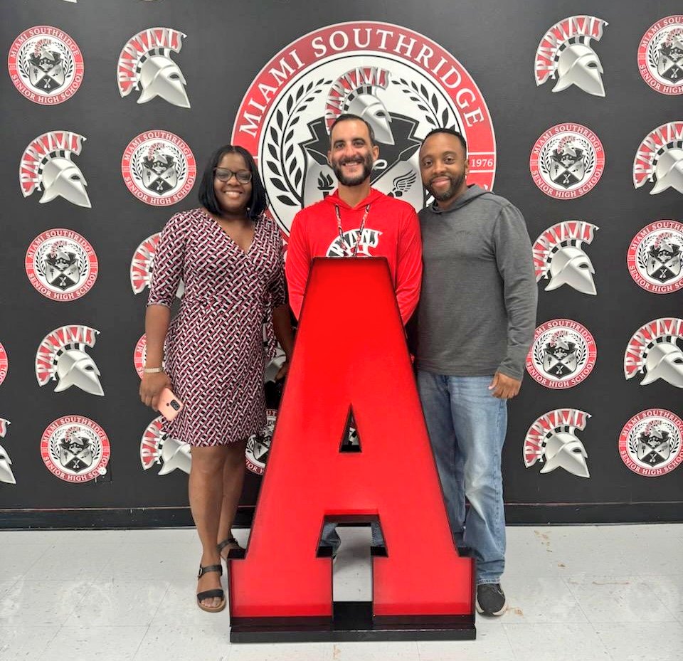 Southridge_SHS's tweet photo. Come Take "A" Picture! @MDCPS #SpartanBuiltUSA #RidgePride @SuptDotres @MDCPSSouth #SouthridgeYourBestChoice https://t.co/bvWl8kOCmI