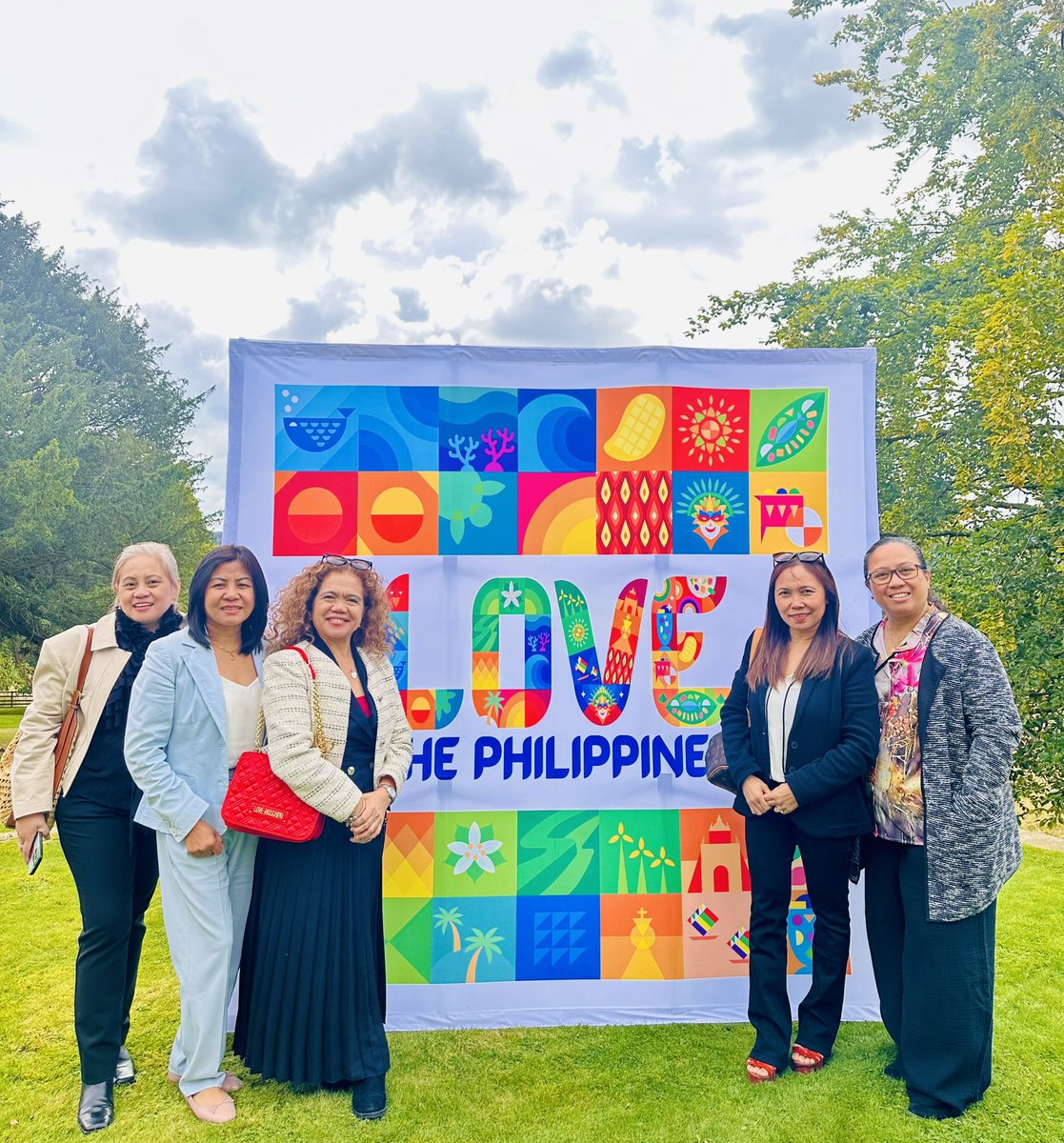 jetz18's tweet photo. Thank you @philippinesinuk for honouring our contribution to @NHSEngland.We were deeply touched by your sincere message to all of  us Amb @teddyboylocsin. To current owners of Florence Nightingale home, thank you for your warm welcome- @BTHFT Filipino Nurses @PNA_UKnurses https://t.co/F9pONPLMy4