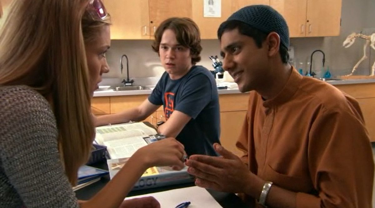televisionaryZW's tweet photo. 11258. #AliensinAmerica "The Metamorphosis" - The mean flirting girls in high school never knew what to do with me either, as they don't w/Raja in this ep, though I was never able to convert one into a nerd as he does. This show was really good, but wrong network wrong year. (B+) https://t.co/C4OGw6kr7j