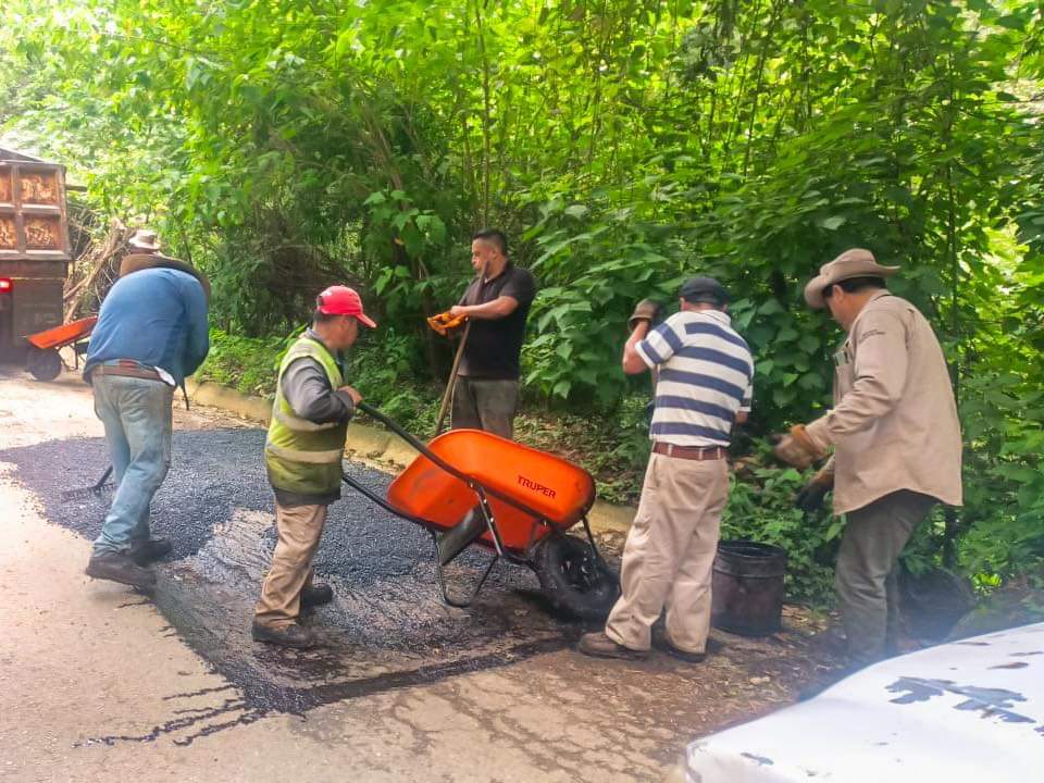 Estos reportes se atienden bajo la indicación del alcalde <a href="/jluriosteguis/">José Luis Urióstegui</a>👨🏻‍💼, optimizando este tramo ubicado al norte del municipio 🛣️👌🏻.

#CuernavacaEstáRenaciendo #ServiciosPúblicos #Cuernavaca