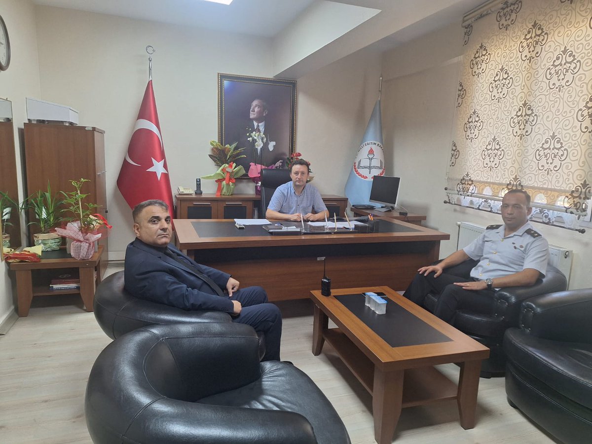 İlçe jandarma komutani Üsteğmen Sercan Karaçalı İlçe Emniyet Müdürü Mehmet Dursun kurumumuzu ziyaret ettiler. <a href="/tcmeb/">Millî Eğitim Bakanlığı</a> <a href="/il_mem_45/">Manisa İl Millî Eğitim Müdürlüğü</a> <a href="/TurgtluKaymkmlk/">Turgutlu Kaymakamlığı</a> <a href="/m_ugurelli/">Mehmet UĞURELLİ</a> <a href="/KapankayaSelami/">SelamiKapankaya</a> <a href="/SerdarDincer45/">Serdar Dinçer</a>