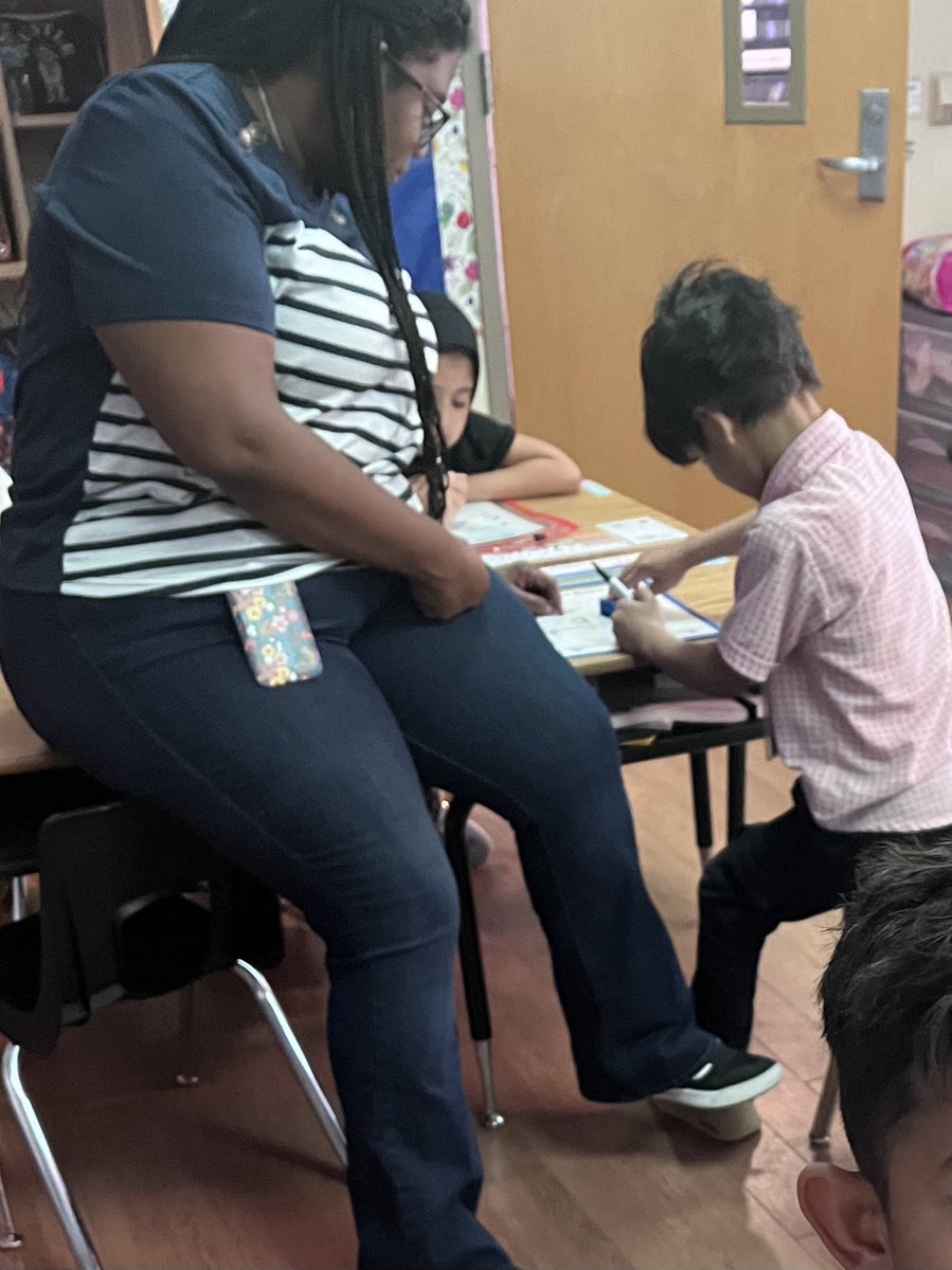 ⭐️Elkonin boxes for the win on Friday!  Tiaa Lee’s 1st grade students were scoring big with phonemes including digraph SH! 🏅 #RISDLeadandInt
#RISDTogetherWeLead
#RISDBeTheOne
#HustleandHeart ⁦⁦<a href="/AudeliaCreekES/">AudeliaCreekES</a>⁩