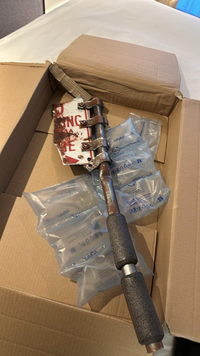 GamerMom1969's tweet photo. A really amazing friend of mine met with me in Poland and brought me a lil souvenir of our meeting today!! Thank you so much for this wonderful gift! ☺️❤️ Let's hope I can get it shipped to me since too big for bag! 🫠@WalkingDadForge @TechlandGames @DyingLightGame #DyingLight2 https://t.co/9IGDL3CkJf