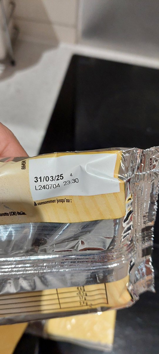 QuemetR's tweet photo. @intermarche les tranchettes pour hamburger au cheddar de votre marque pâturage, sont inutilisable comparé à la marque président https://t.co/0Hw2Pa8RGf