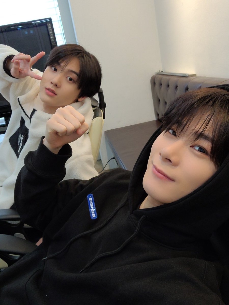 hellodreams0's tweet photo. La mejor química que he visto, siempre apoyándose uno al otro, siempre dando su mejor esfuerzo, fueron y serán un orgullo para aroha, los quiero mucho mis niños y los extraño un montón más 💜

#딴콩_데뷔4주년_축하해 
#MOONBIN_SANHA #문빈_산하 
#MOONBIN #문빈 #SANHA #산하 https://t.co/aQX95sICD5