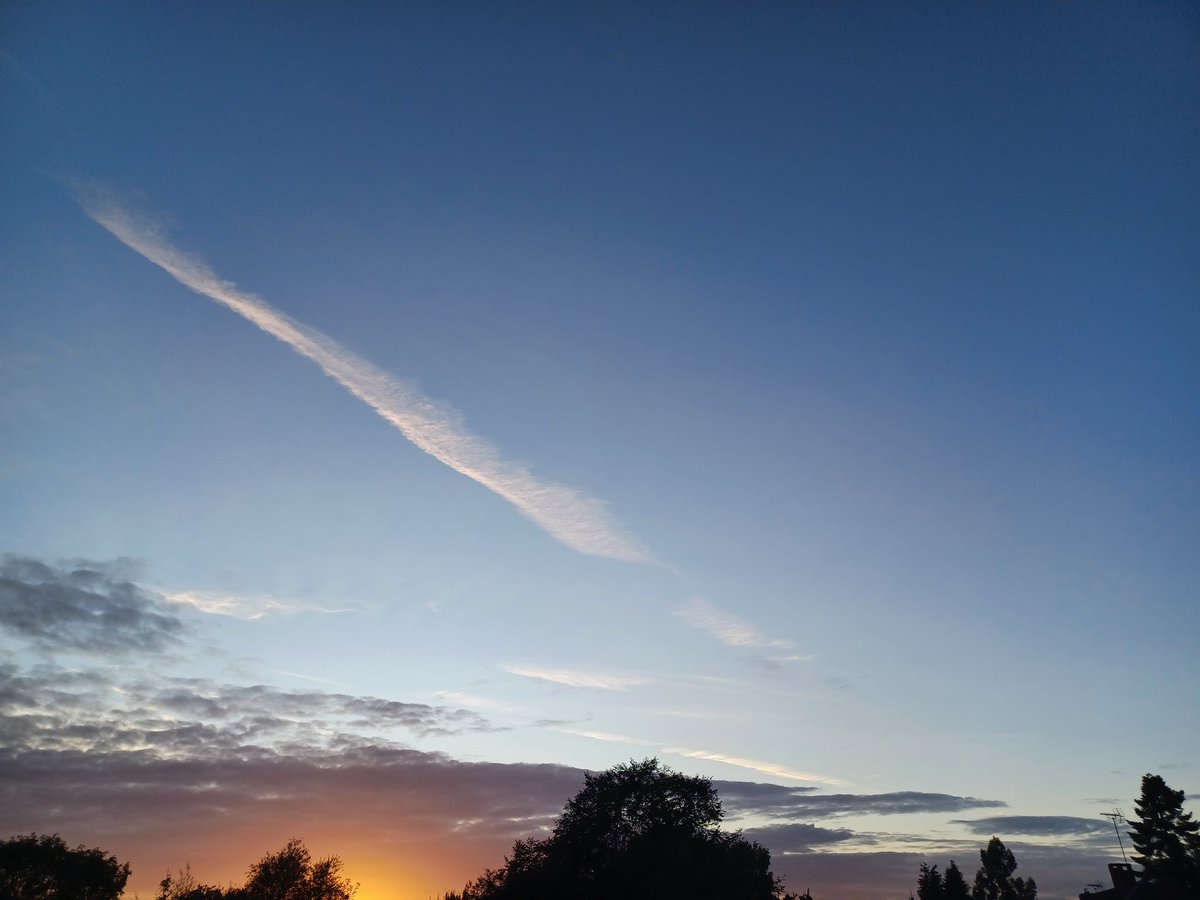 Good sky right now after a better day...looking forward to that Indian Summer I've been hearing about! Lol