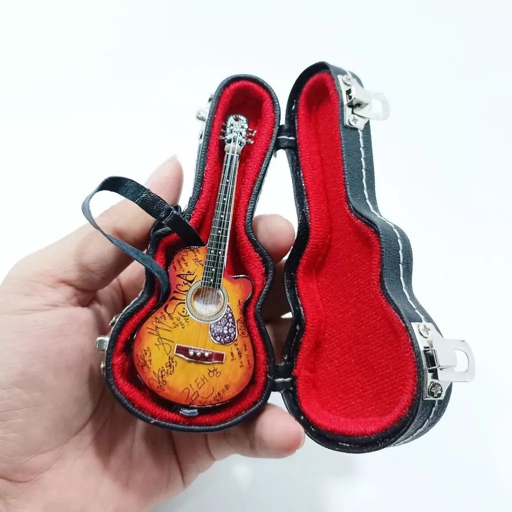 ÇEKİLİŞ🥳🥳

Aranızdan birine aşağıdaki minik gitarı hediye edeceğiz!! Yapmanız gerekenler beni ve <a href="/snwflower1/">Smeraldo</a>’i takip edip gonderiyi rt’lemek, bol sans!! 🍀💜