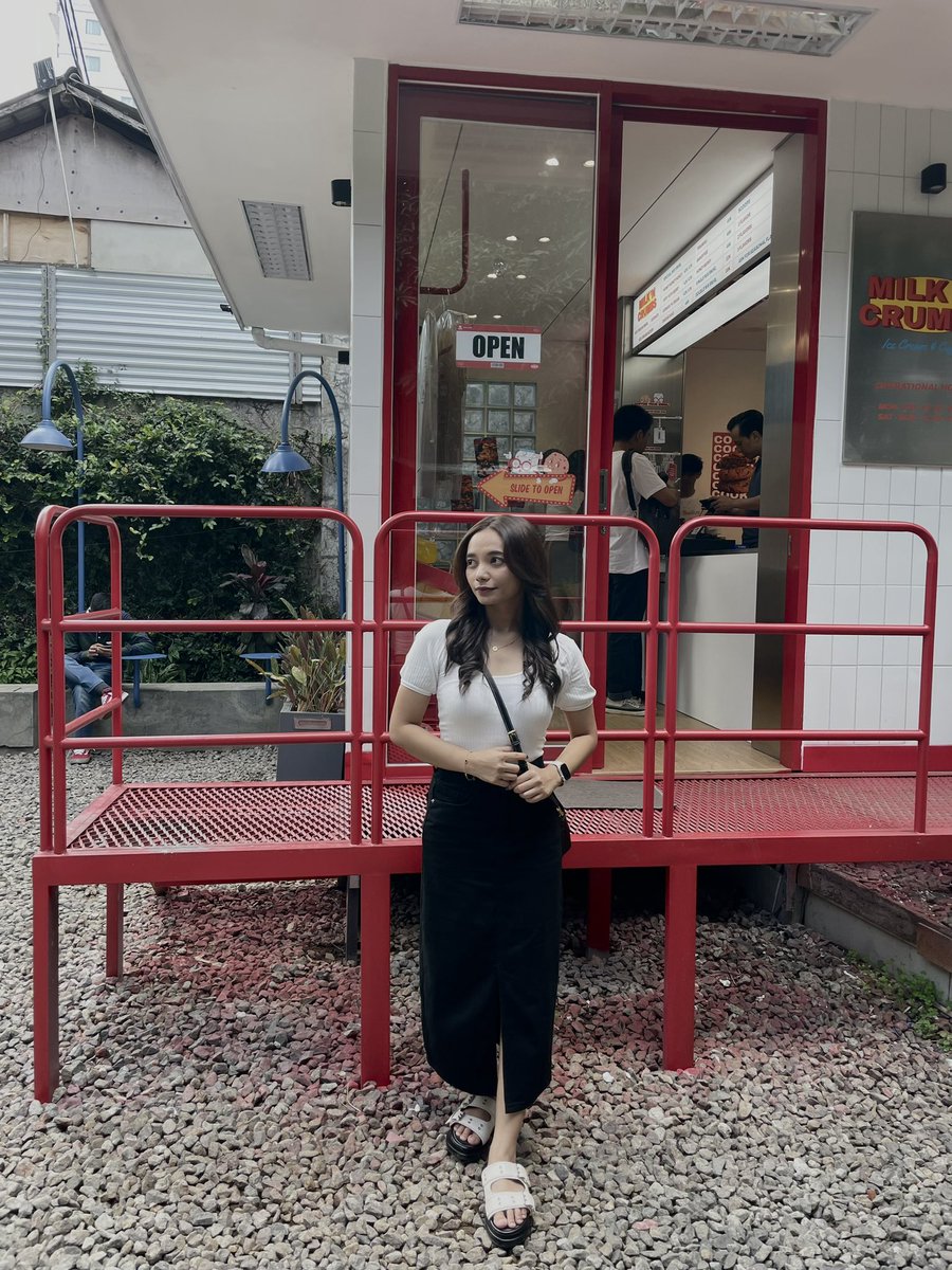 mcflurryluvv's tweet photo. @womanfeeds_id gak ada fotonyaa adanya video wkwkk
tapi ini beneran nyaman bgt sih sandalnya empukkk, aku buat keliling2 bandung 4hari ga capek samsekkkk, mana cuma 80rban😬😬 https://t.co/emTMgGJo5w