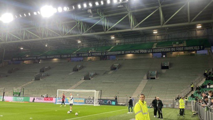 ActuFoot_'s tweet image. 🚨 La banderole affichée par le Kop Sud, fermé ce soir face à Lille, ce soir à Geoffroy Guichard :

« Droits TV, programmation, copinage, incompétence, clubs en ruine… 𝗮̀ 𝗾𝘂𝗮𝗻𝗱 𝗹𝗲 𝗽𝗮𝘀𝘀𝗮𝗴𝗲 𝗲𝗻 𝗰𝗼𝗺𝗺𝗶𝘀𝘀𝗶𝗼𝗻 𝗱𝗲 𝗱𝗶𝘀𝗰𝗶𝗽𝗹𝗶𝗻𝗲 𝗽𝗼𝘂𝗿 𝗹𝗲𝘀…