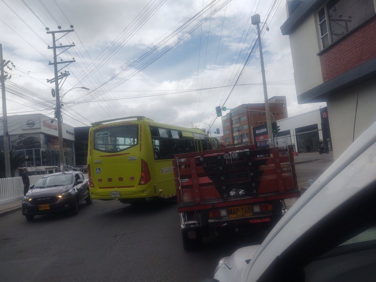Spinzonl's tweet photo. Hasta cuando los ciudadanos debemos seguir soportando la gamineria del servicio público de Tunja, no respetan nada, no utilizan paraderos. Que hace el tránsito de la ciudad? 
Que utilicen de manera correcta los paraderos 
@AlcaldiaTunja @boyacasietedias @7NNoticias https://t.co/1qVVTokyyz